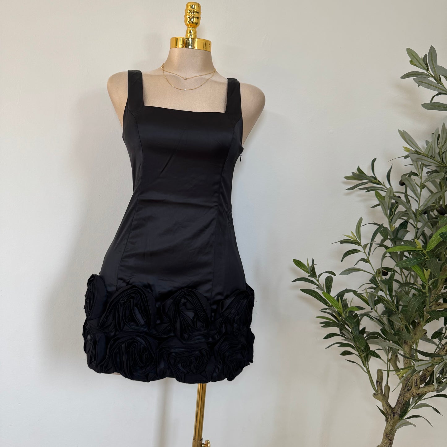 THICK STRETCH MATT SATIN DRESS
-Black