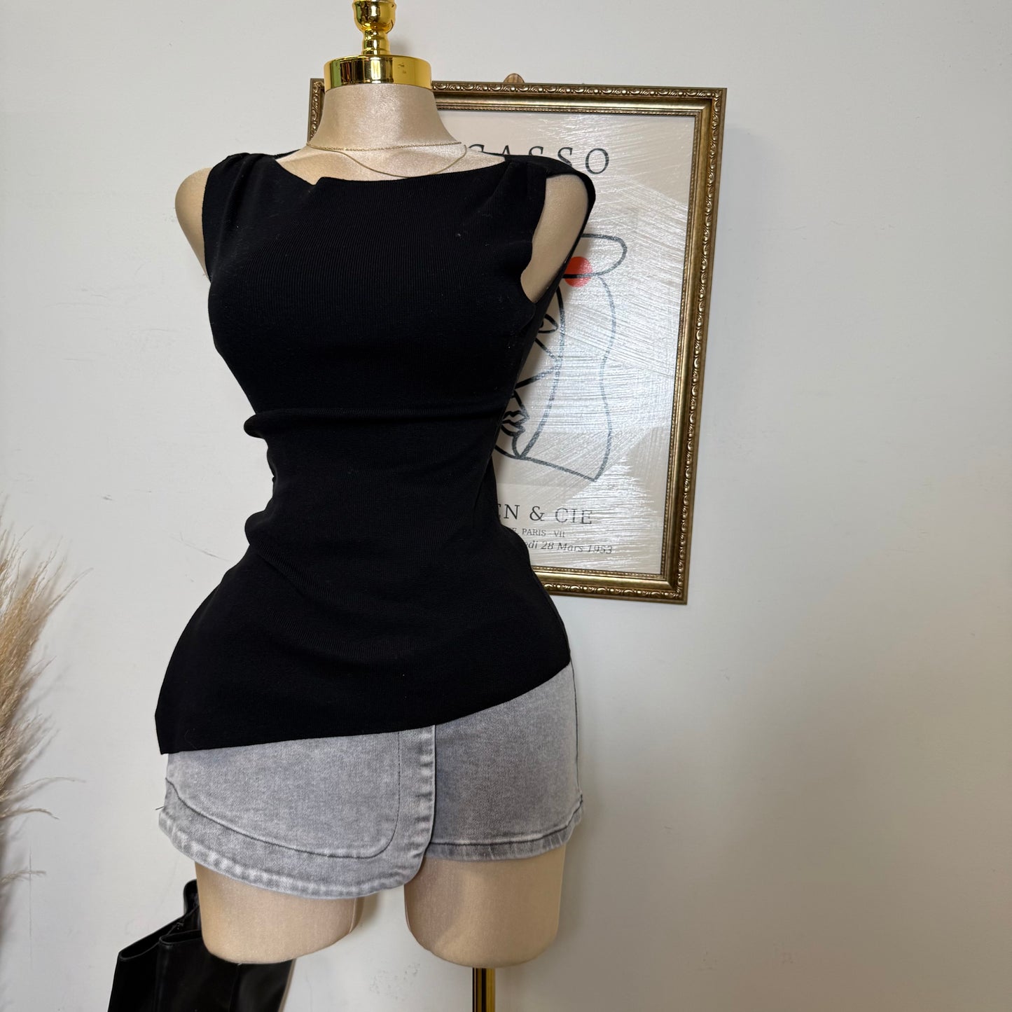Asymmetrical hem Sleeveless Knit Top-Black