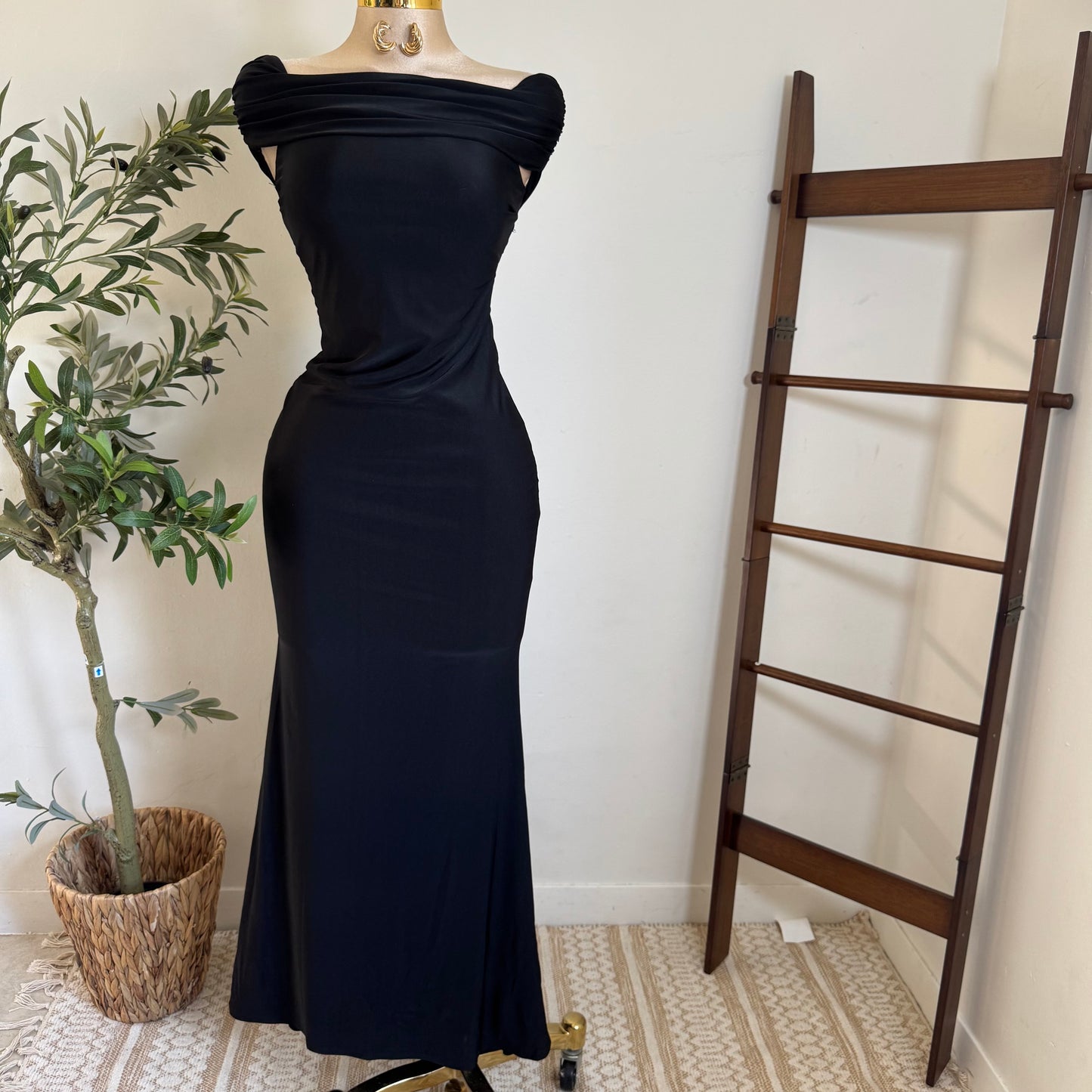 Off shoulder open back mermaid Gown-Black