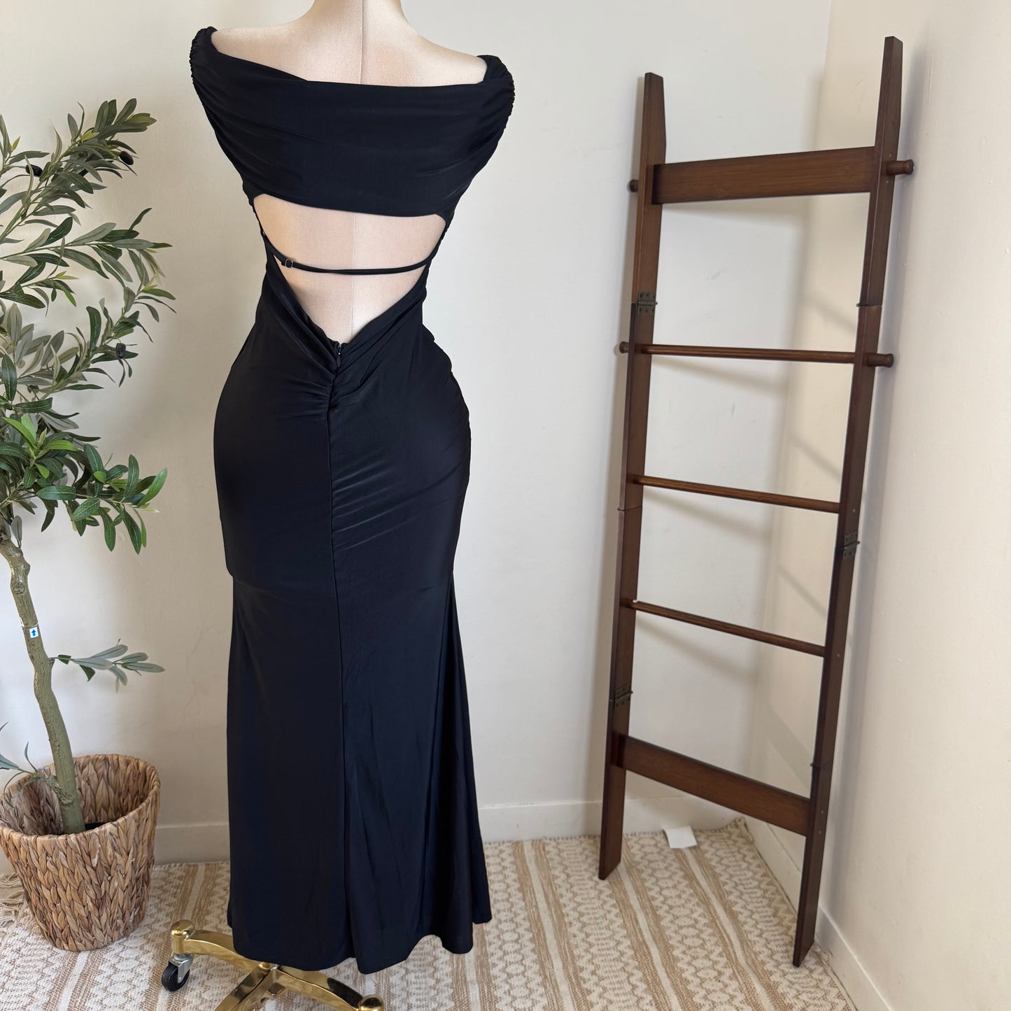 Off shoulder open back mermaid Gown-Black
