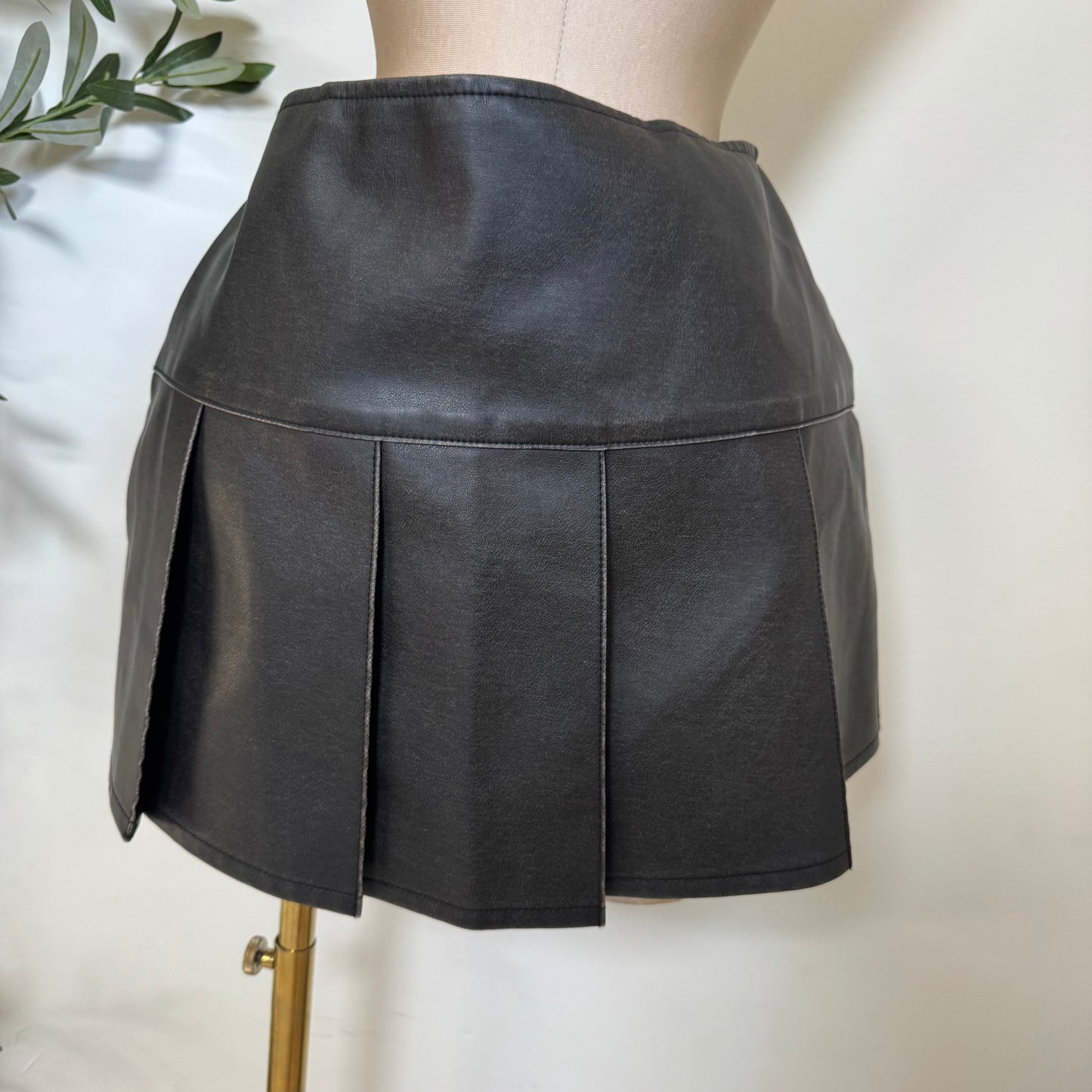 Vintage wash Faux Leather Pleats Skirt-Black