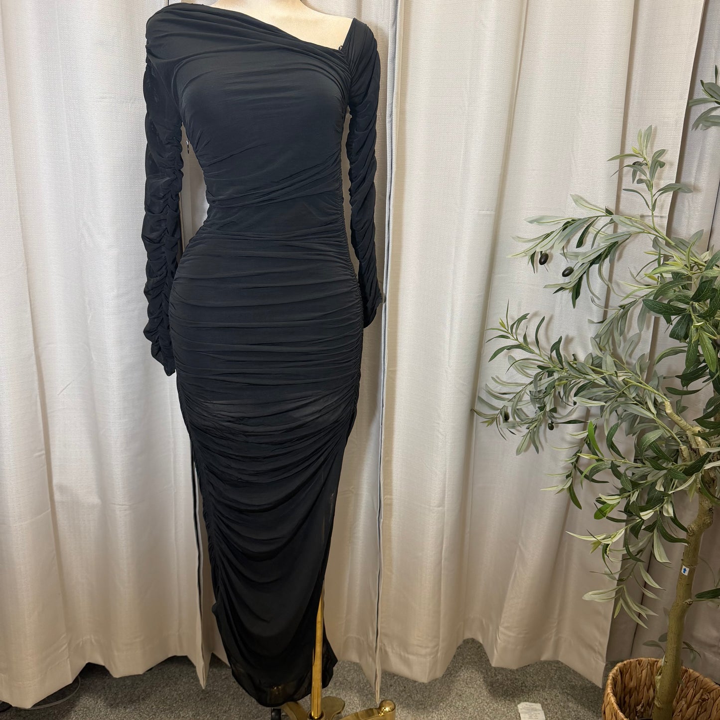LONG SLEEVES ASSYMETRICAL HEM MAXI DRESS-Black