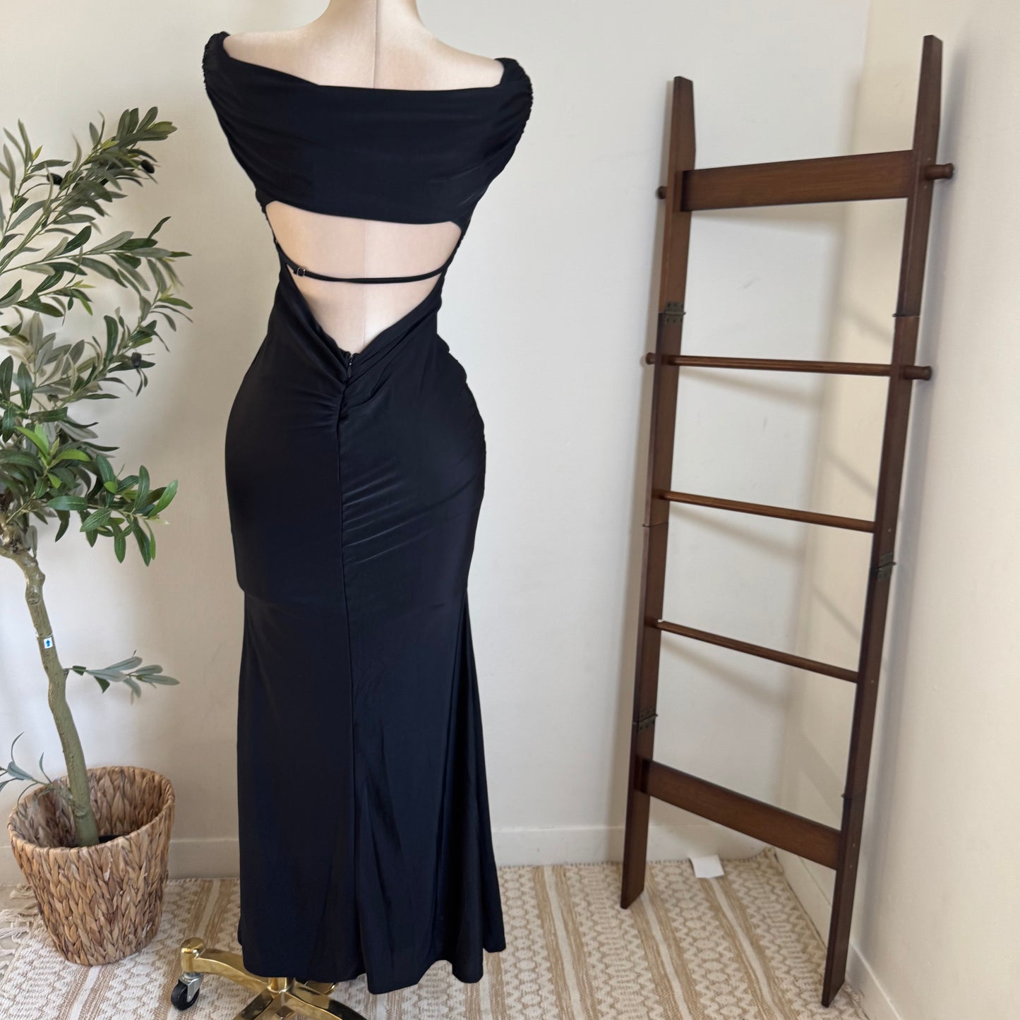 Off shoulder open back mermaid Gown-Black