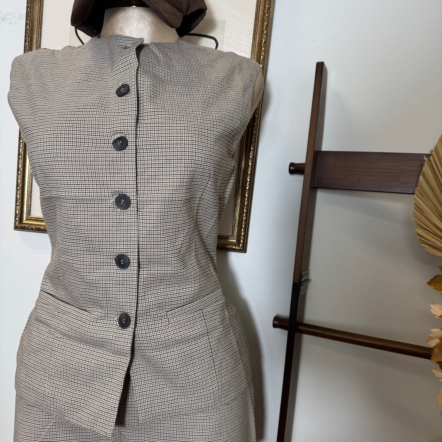 Sleeveless Crewneck Front Button Down checked Vest-taupe