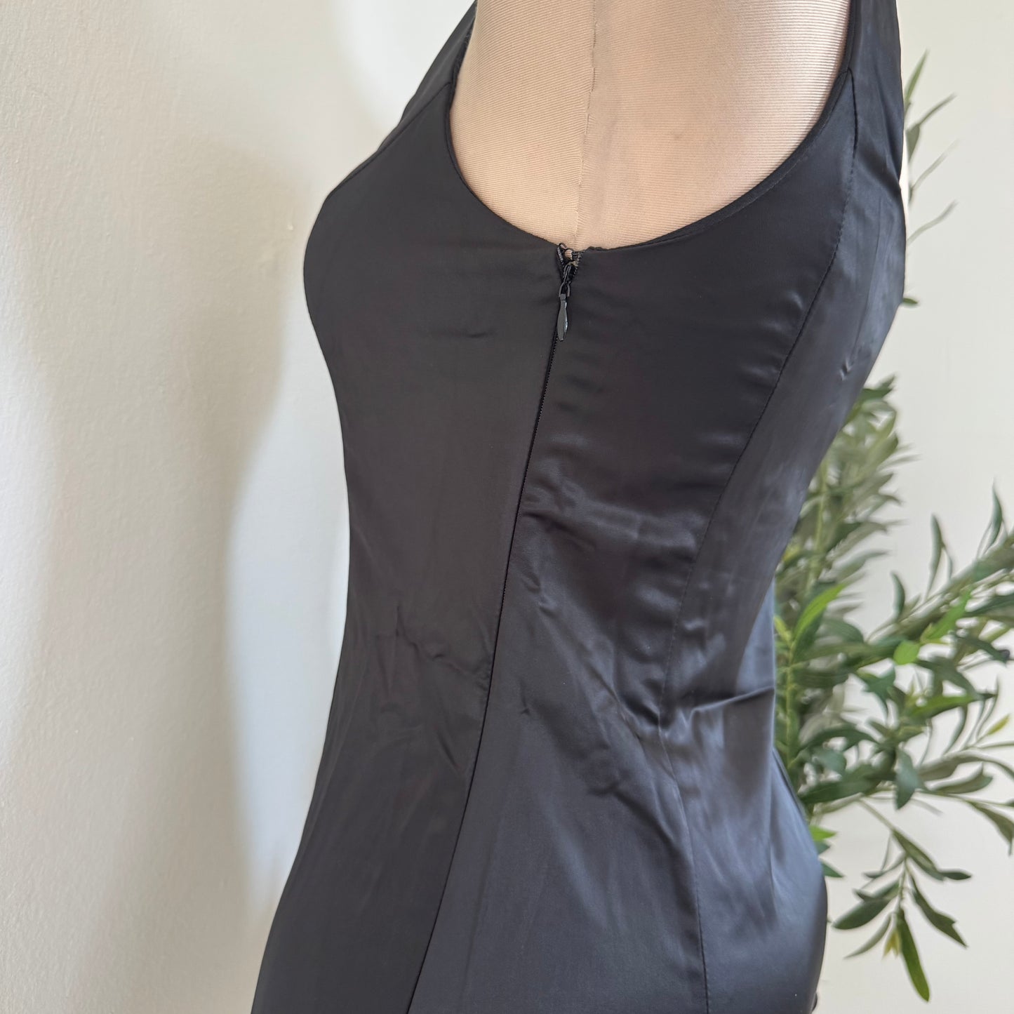 THICK STRETCH MATT SATIN DRESS
-Black