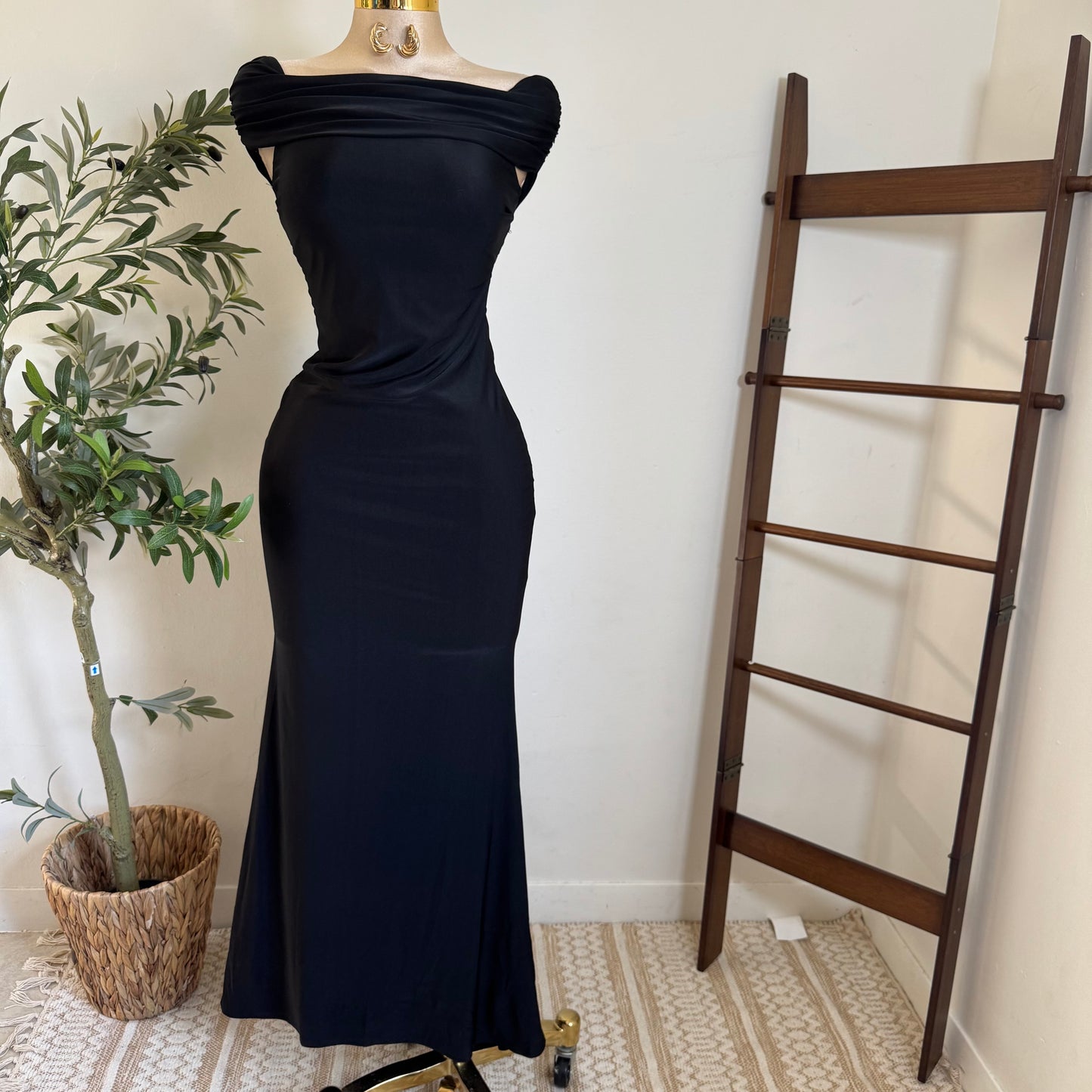 Off shoulder open back mermaid Gown-Black