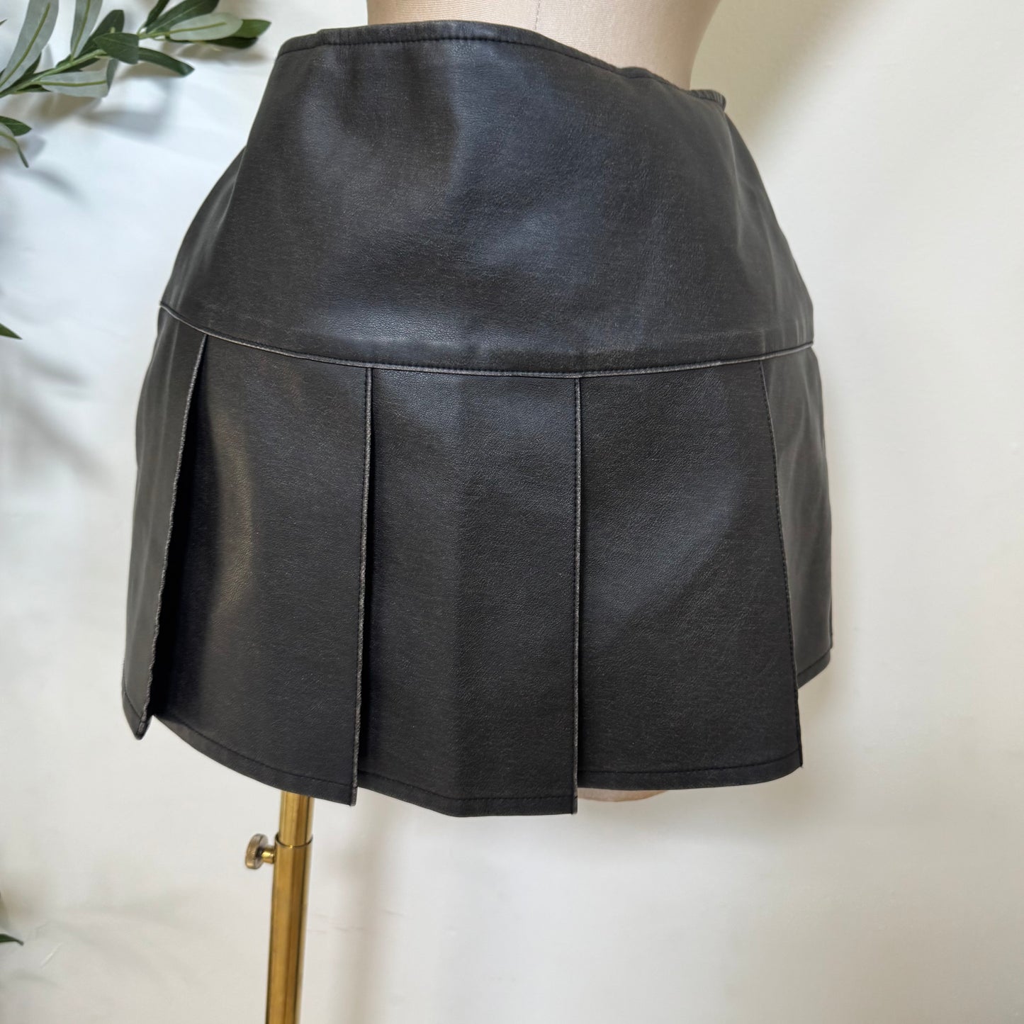 Vintage wash Faux Leather Pleats Skirt-Black