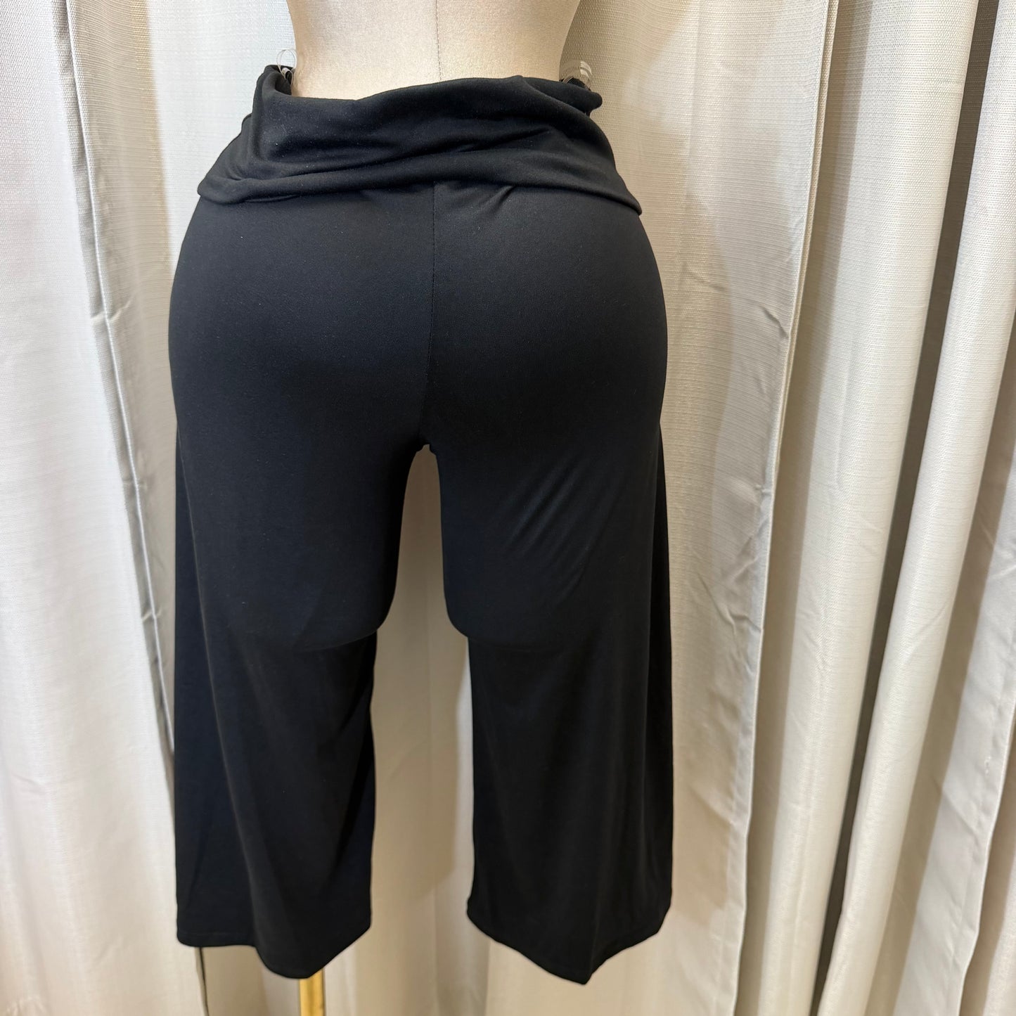 Guachos Capri pants- Black