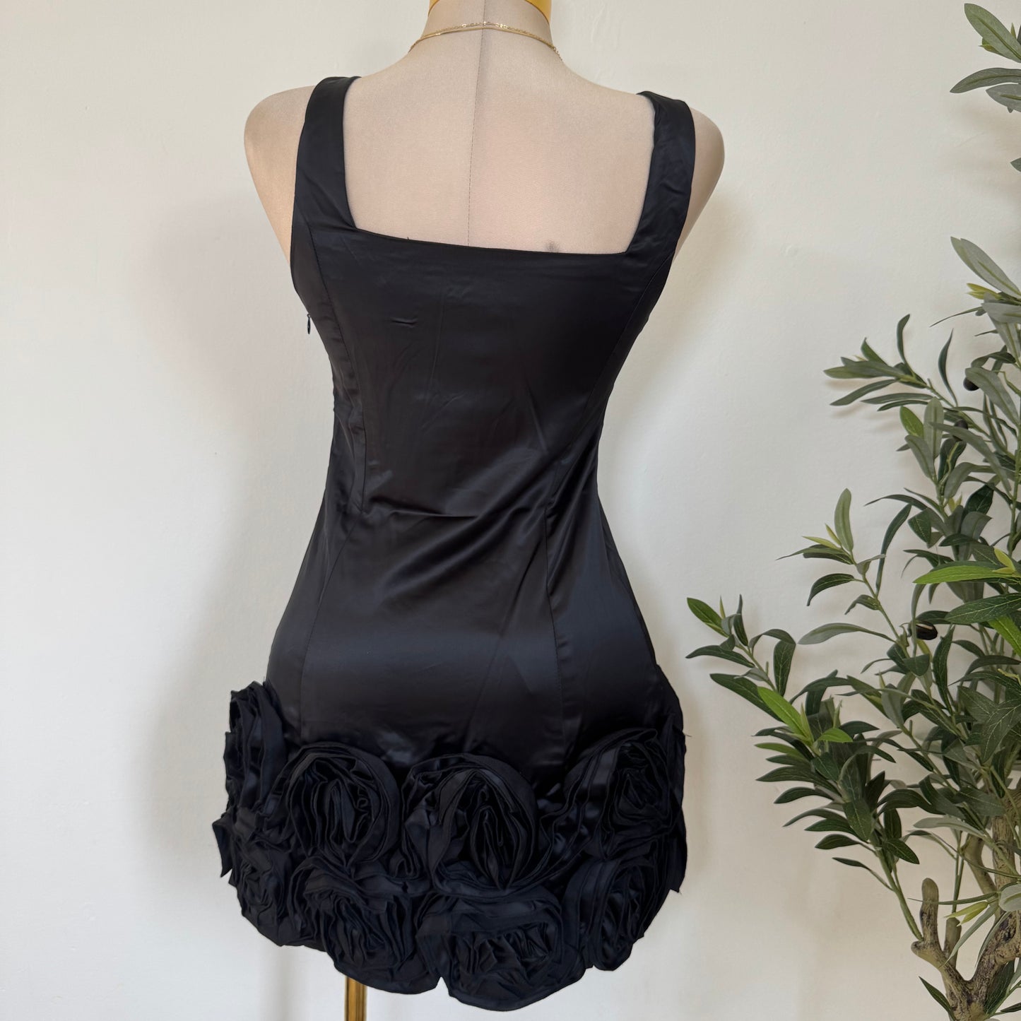THICK STRETCH MATT SATIN DRESS
-Black