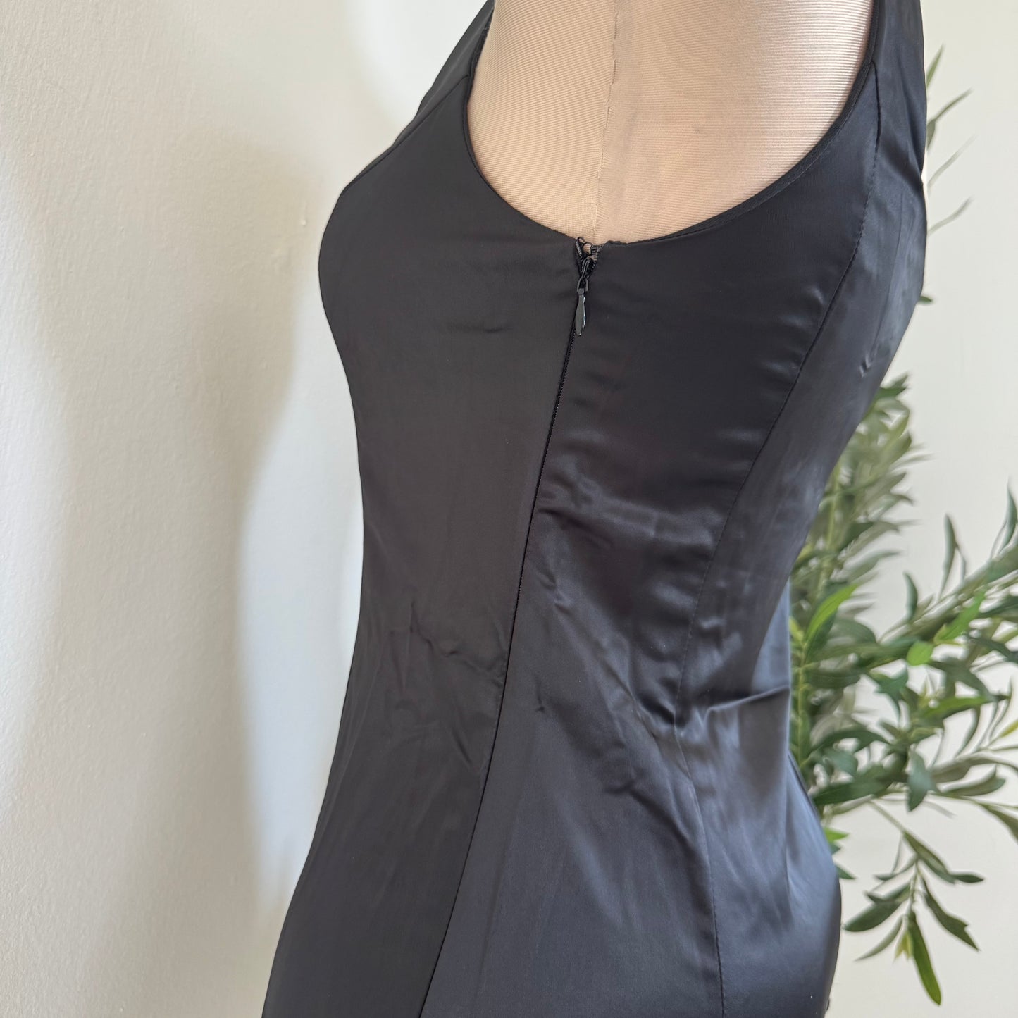 THICK STRETCH MATT SATIN DRESS
-Black