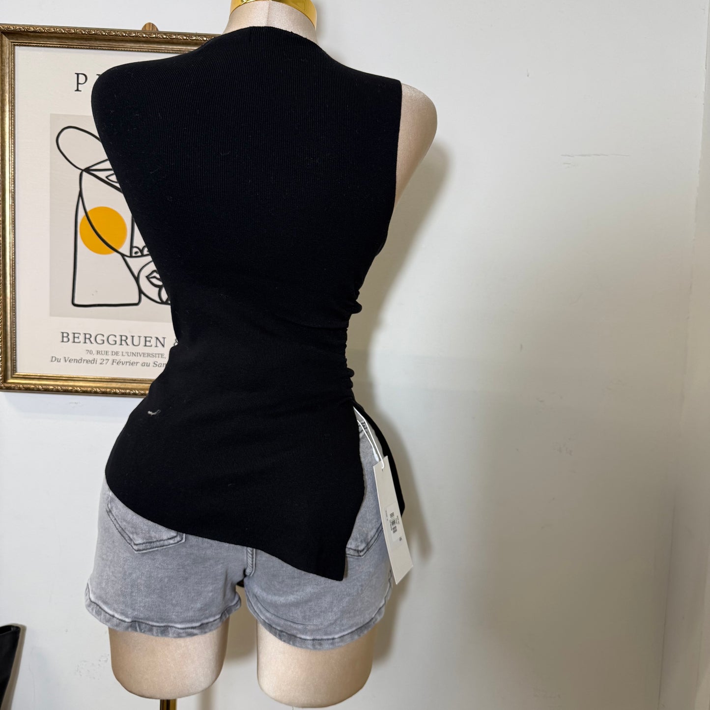 Asymmetrical hem Sleeveless Knit Top-Black
