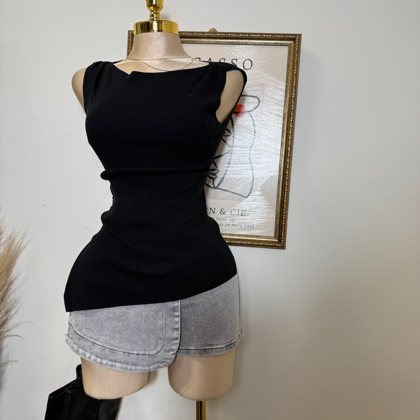 Asymmetrical hem Sleeveless Knit Top-Black