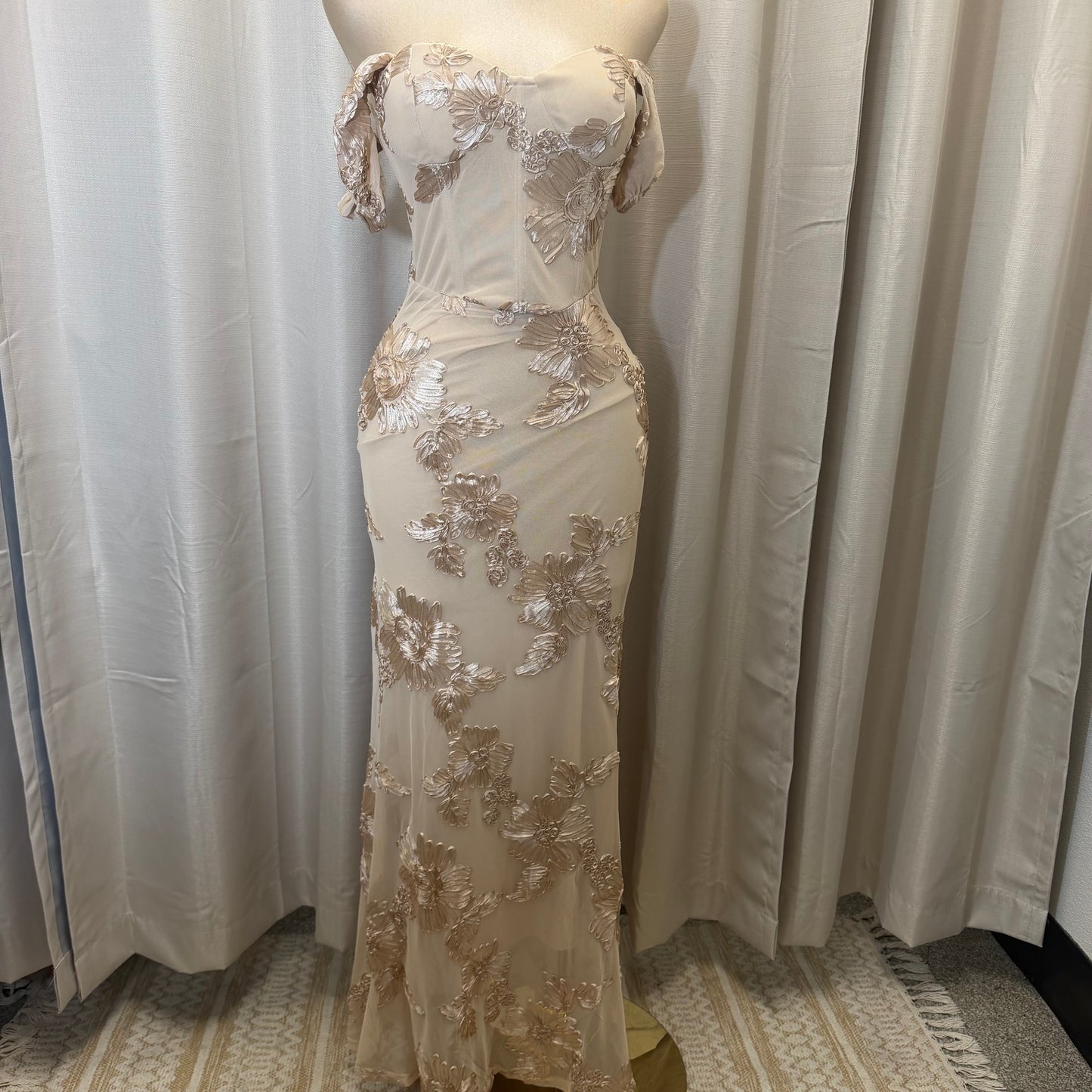 Elegant Floral Appliqué Off shoulder mermaid Maxi Dress-beige/White