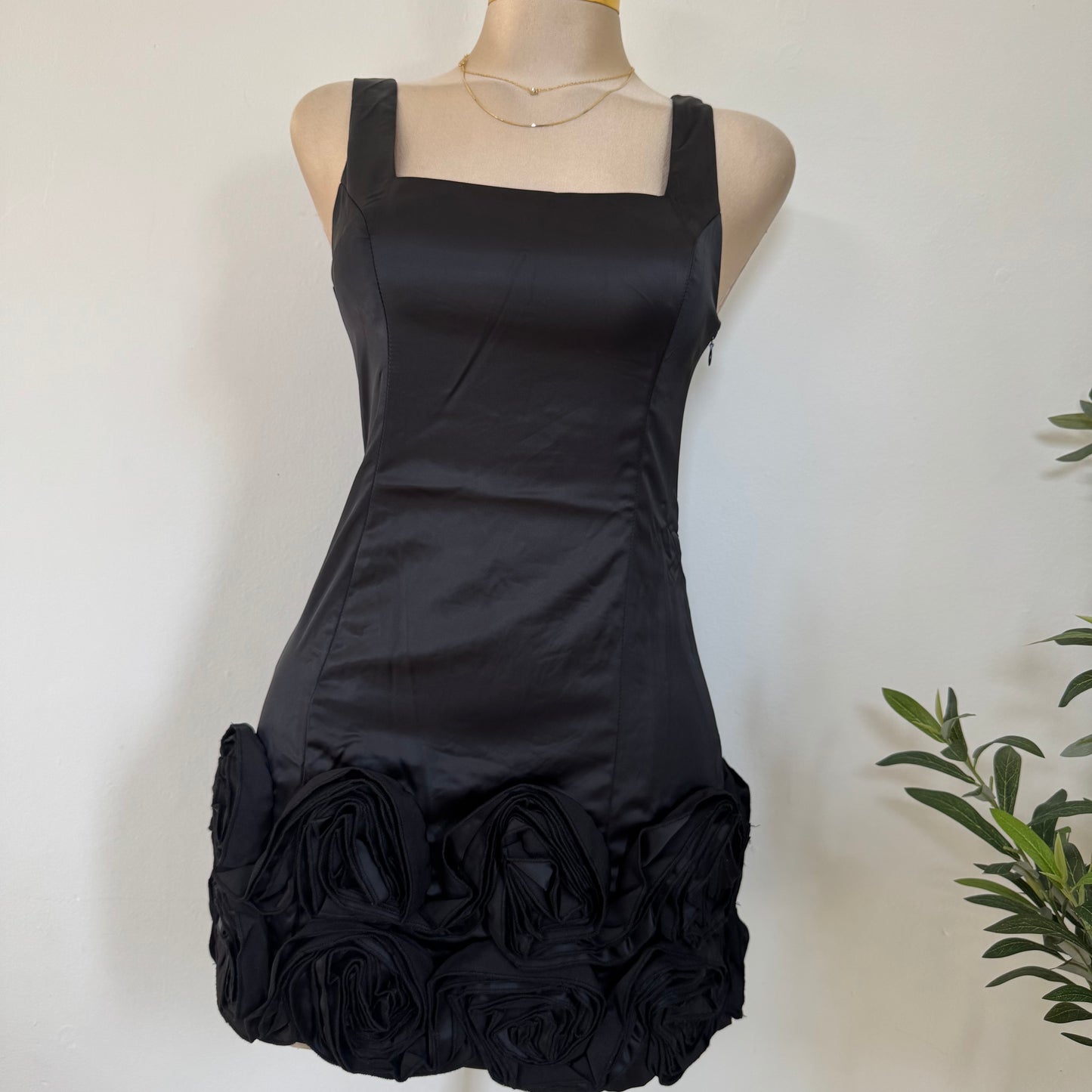 THICK STRETCH MATT SATIN DRESS
-Black