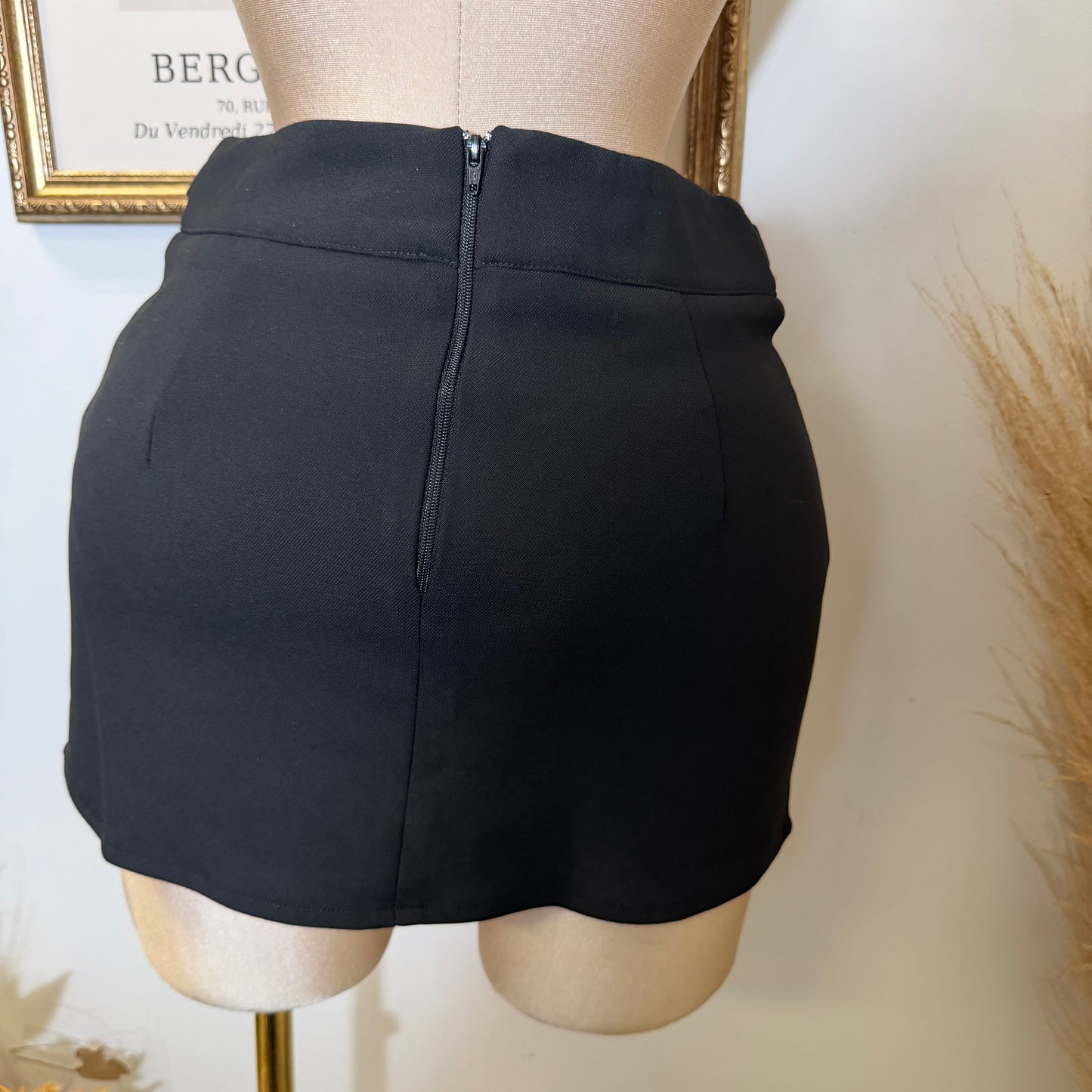 Stretched Mini Skirt With Buckle Details-Black