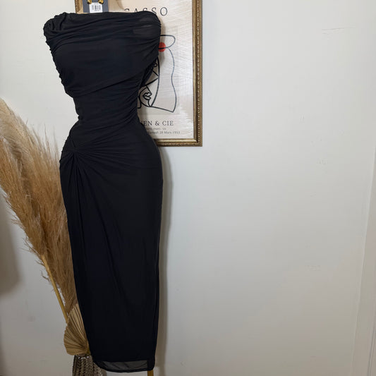 Maxi Mesh Dress Detail in the front -Black