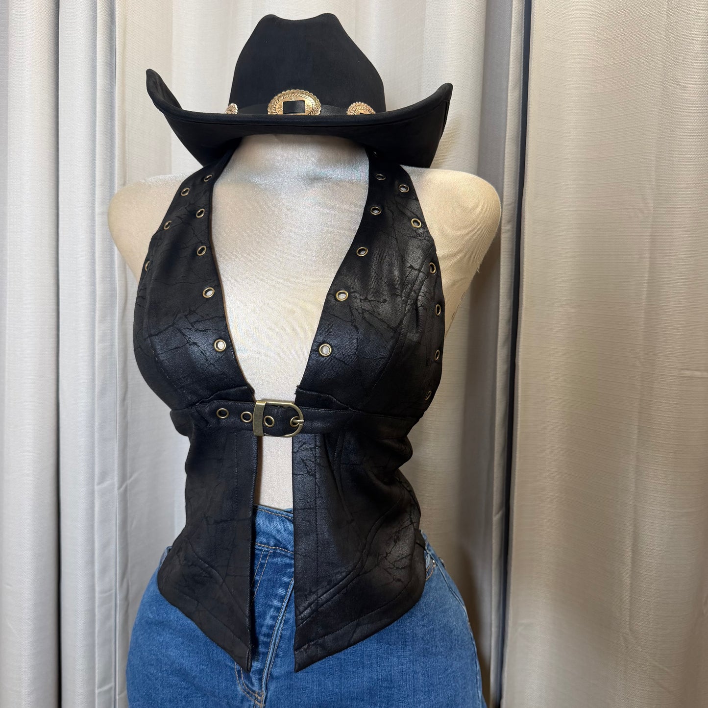 Halter Sude Belt detail in the front-Black