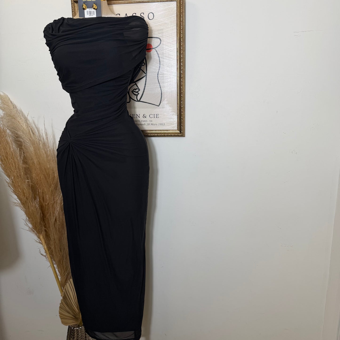 Maxi Mesh Dress Detail in the front -Black