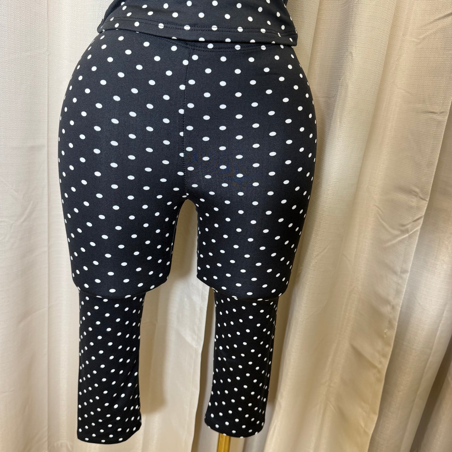 Mid waisted Basic Polka Dot Capri Leggings-Black/White
