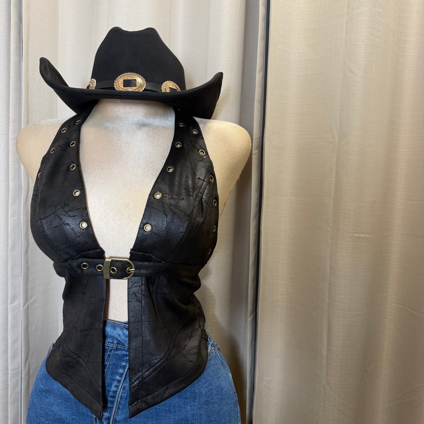 Halter Sude Belt detail in the front-Black