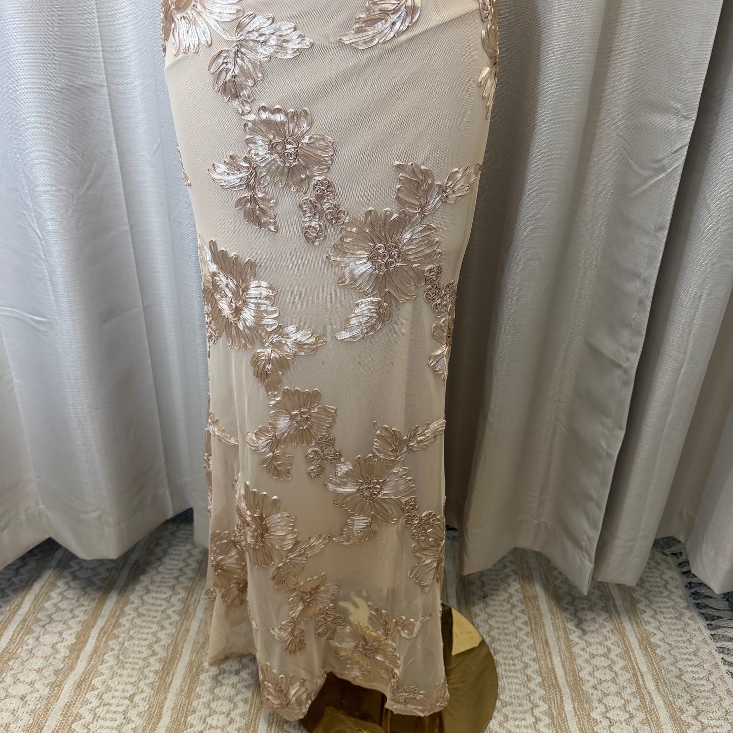Elegant Floral Appliqué Off shoulder mermaid Maxi Dress-beige/White