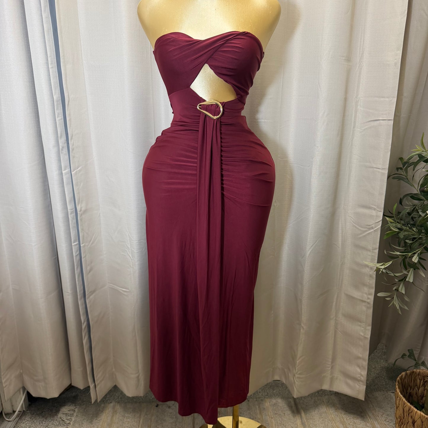 STRAPELESS TWIST FRONT MIDI DRESS-Wine