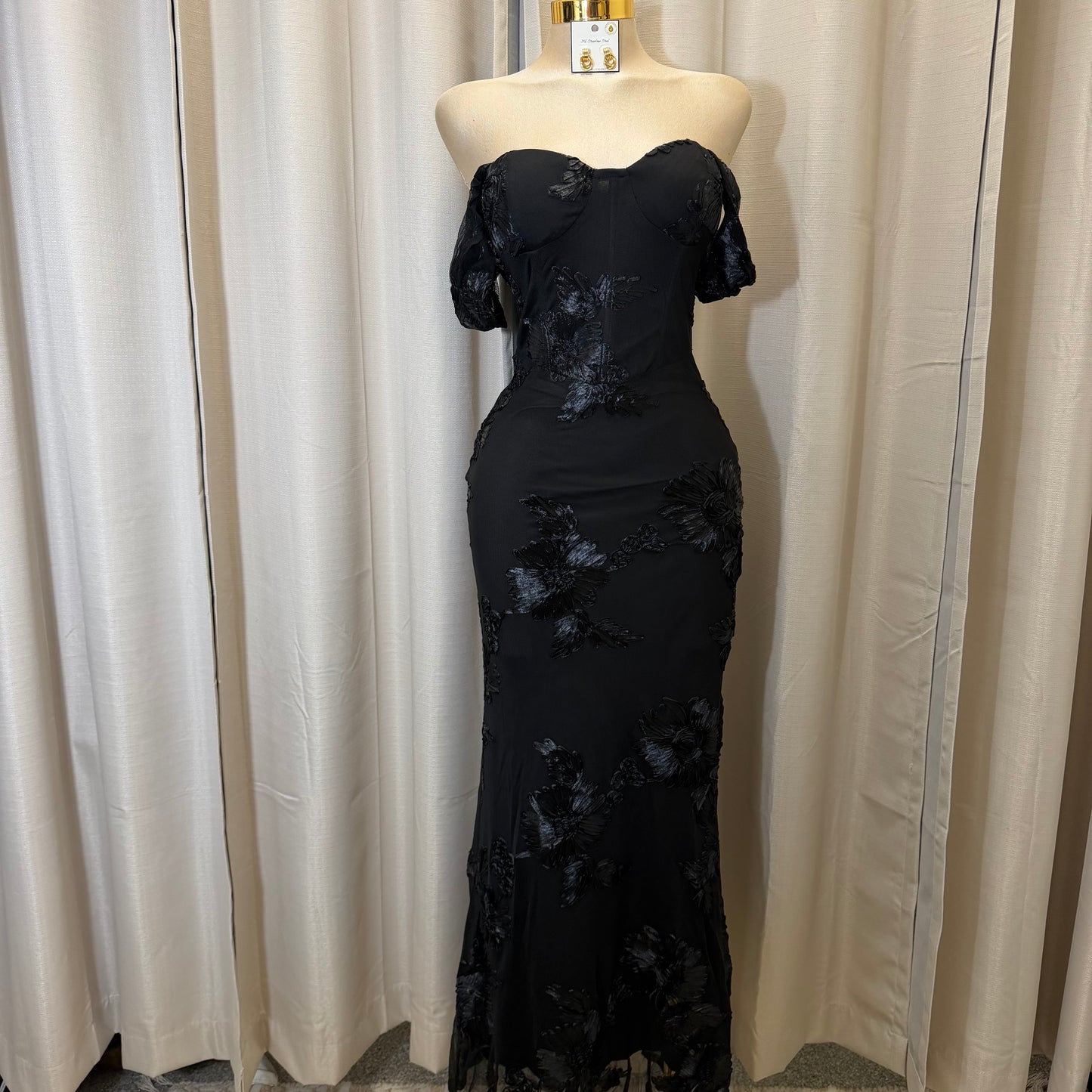 Elegant Floral Appliqué Off shoulder mermaid Maxi Dress-Black
