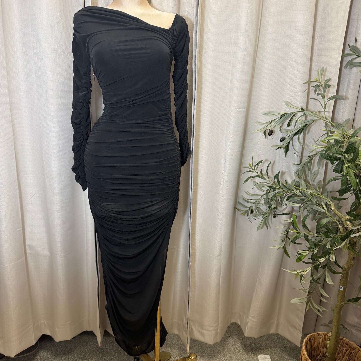 LONG SLEEVES ASSYMETRICAL HEM MAXI DRESS-Black