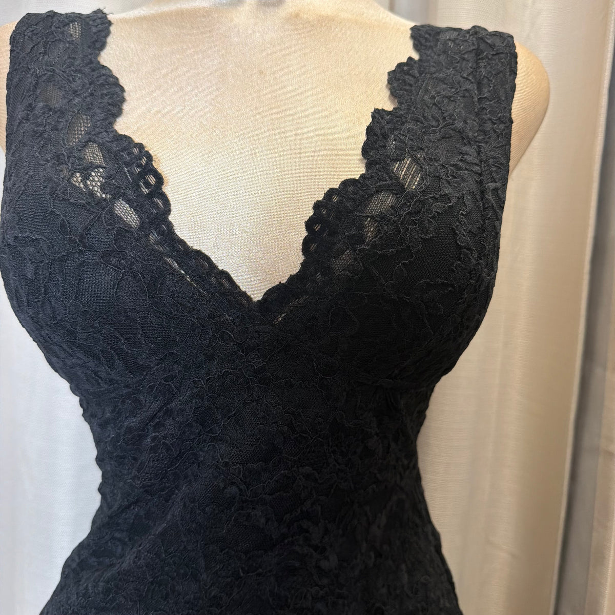 Lace Scallop short Sleeve Bodycon Mini Dress- Black