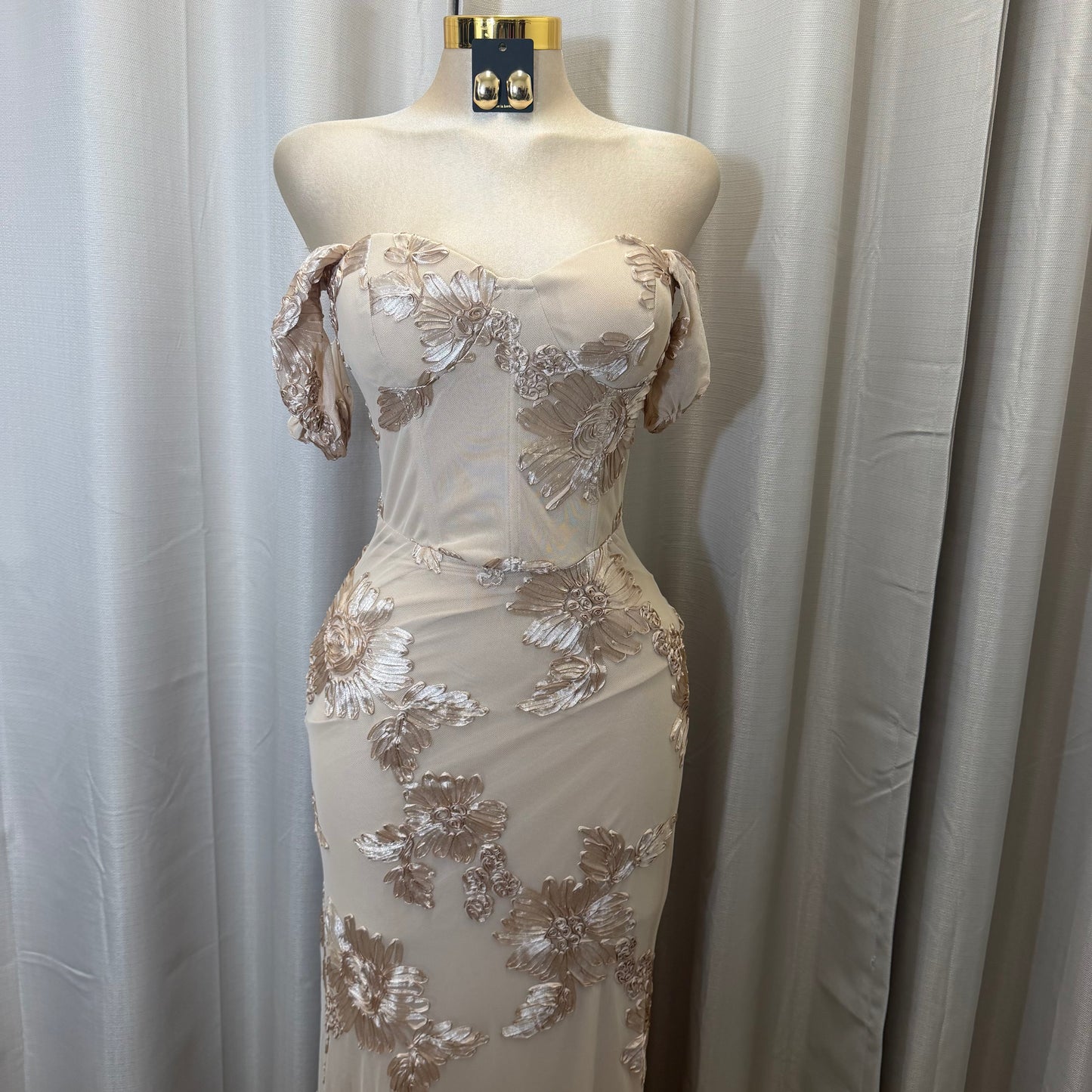 Elegant Floral Appliqué Off shoulder mermaid Maxi Dress-beige/White