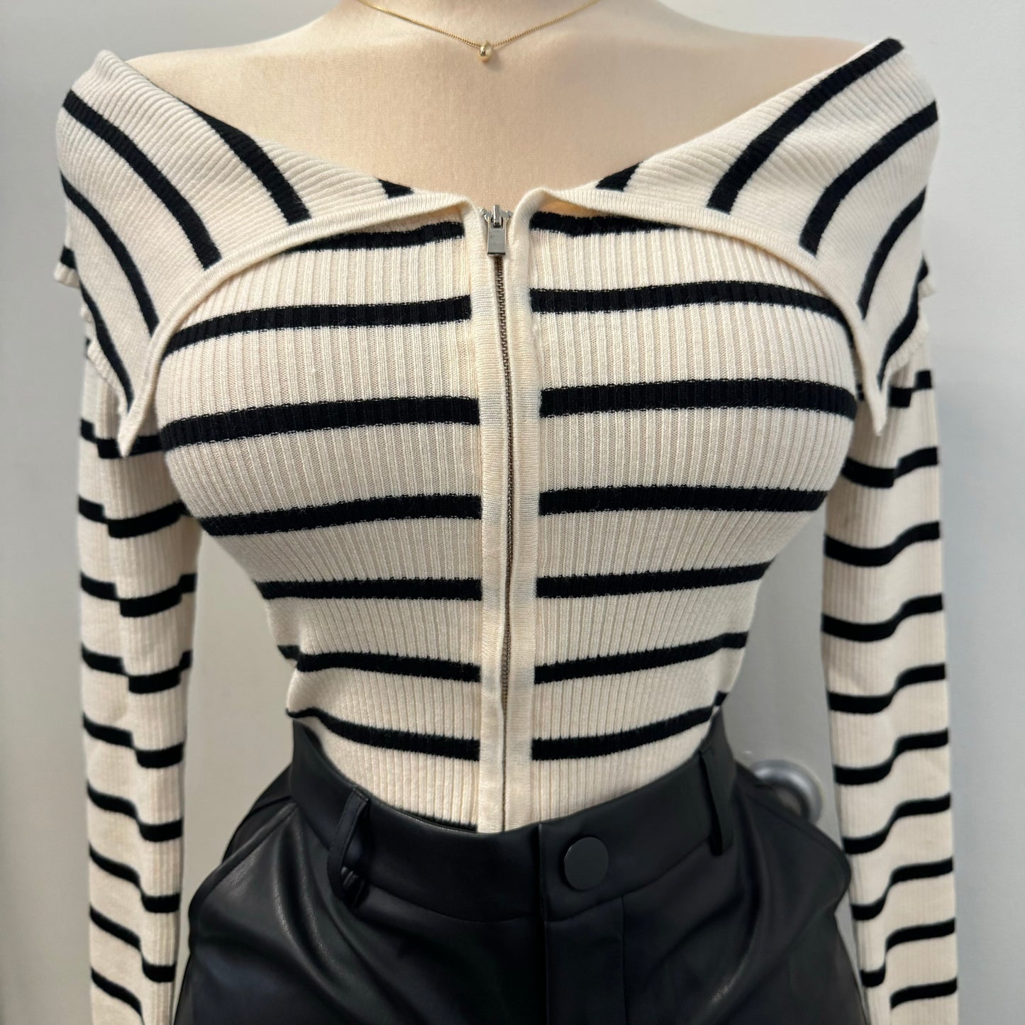 Lizo Sweater Top-Black/White