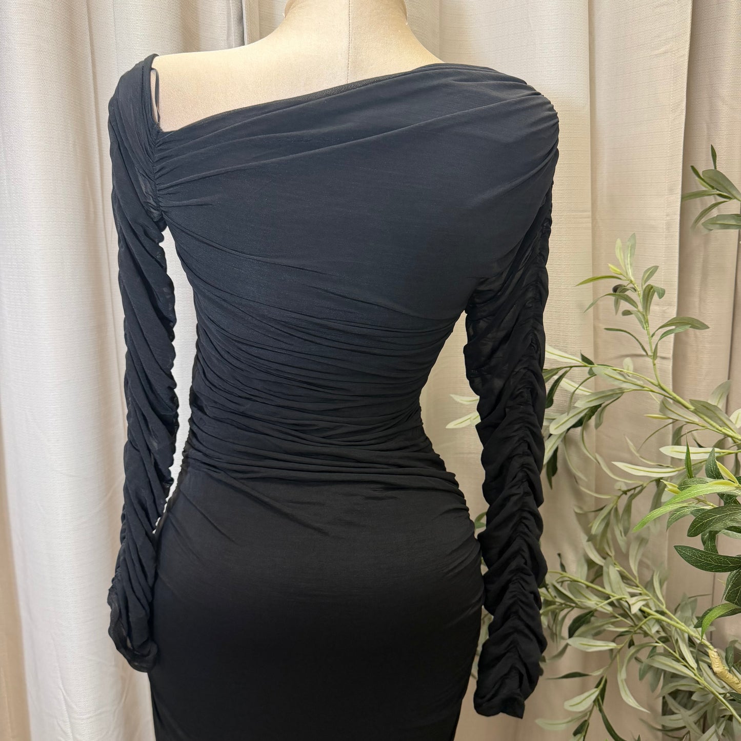 LONG SLEEVES ASSYMETRICAL HEM MAXI DRESS-Black