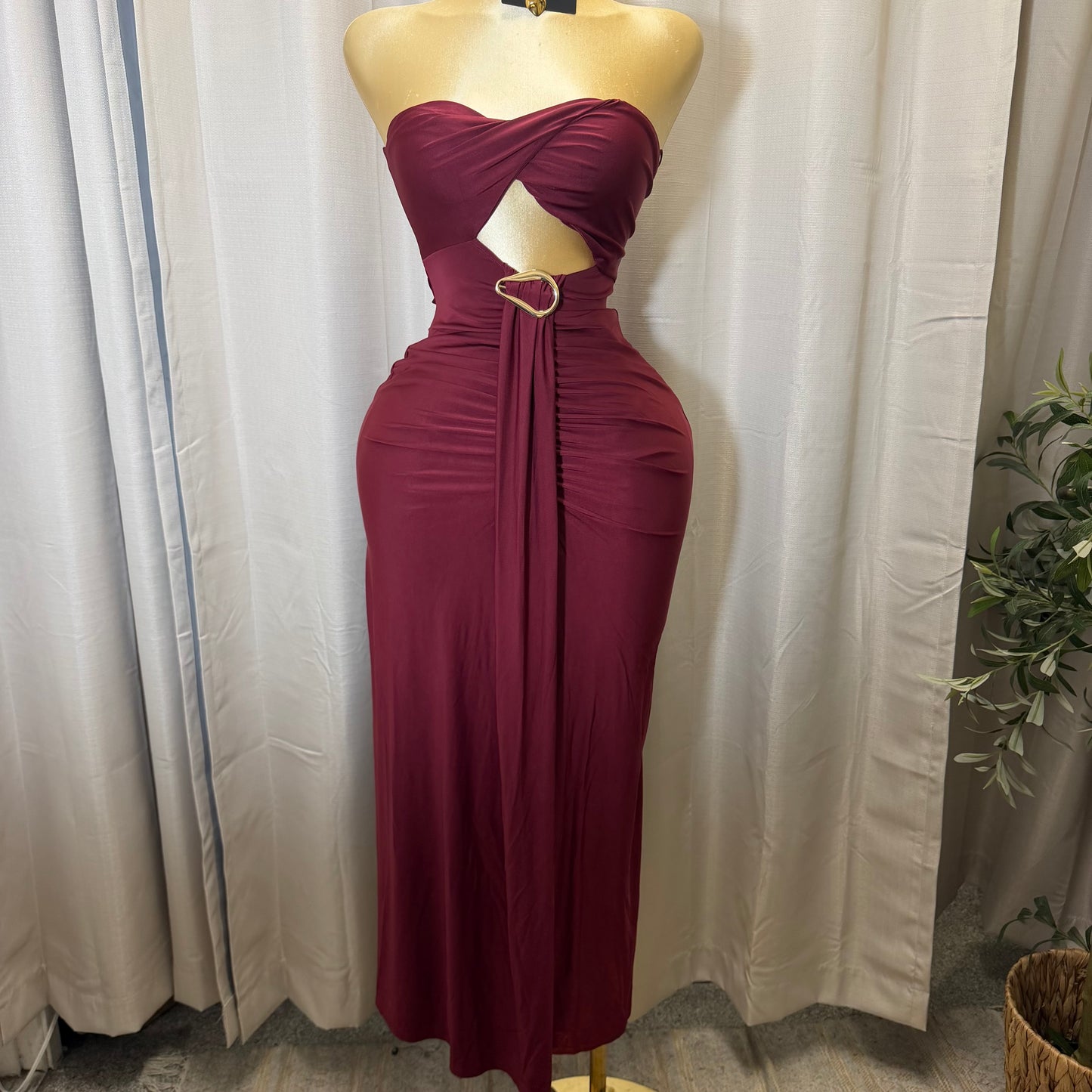 STRAPELESS TWIST FRONT MIDI DRESS-Wine