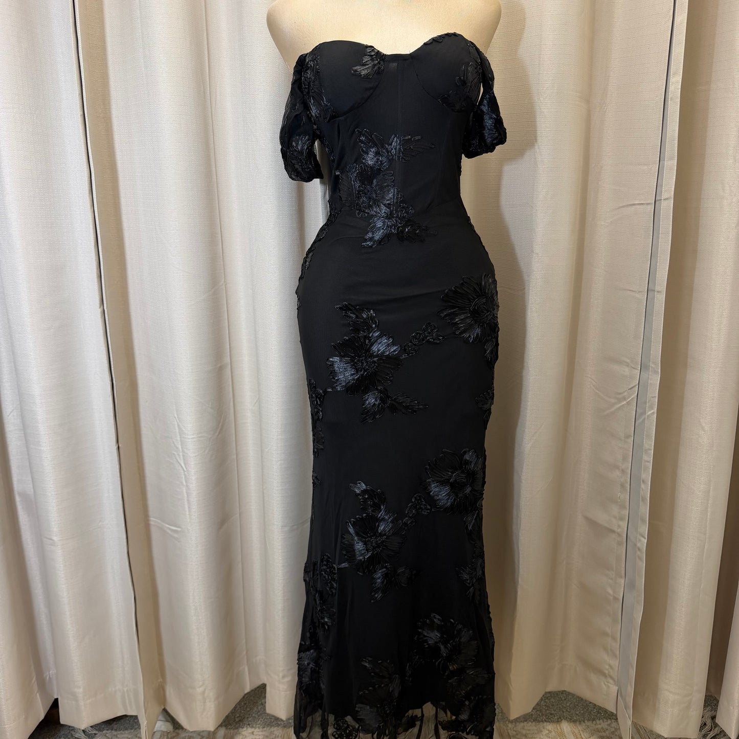 Elegant Floral Appliqué Off shoulder mermaid Maxi Dress-Black
