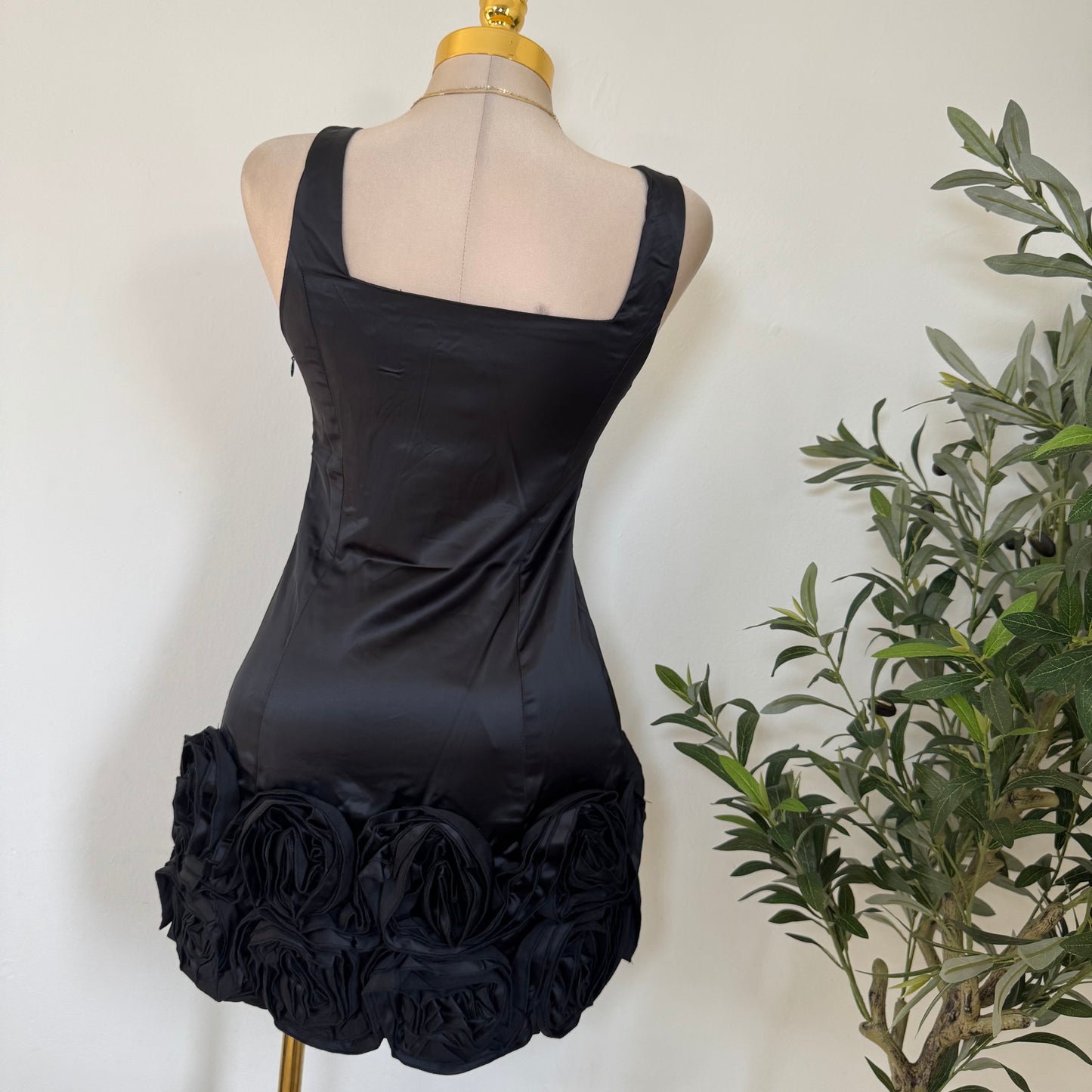 THICK STRETCH MATT SATIN DRESS
-Black