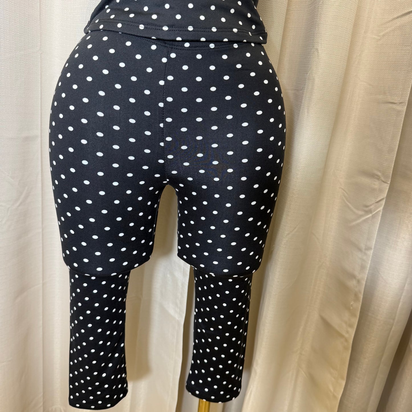 Mid waisted Basic Polka Dot Capri Leggings-Black/White