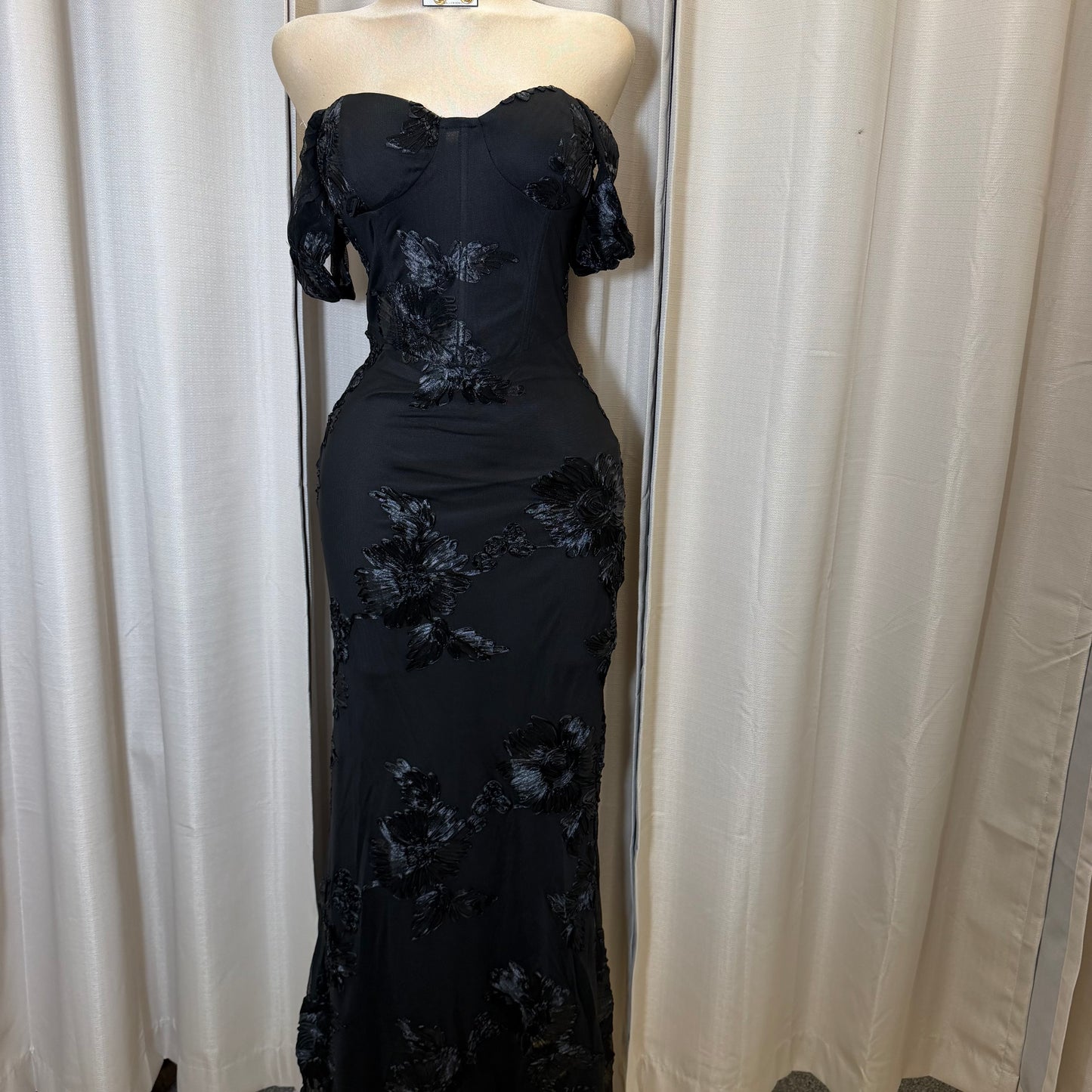 Elegant Floral Appliqué Off shoulder mermaid Maxi Dress-Black