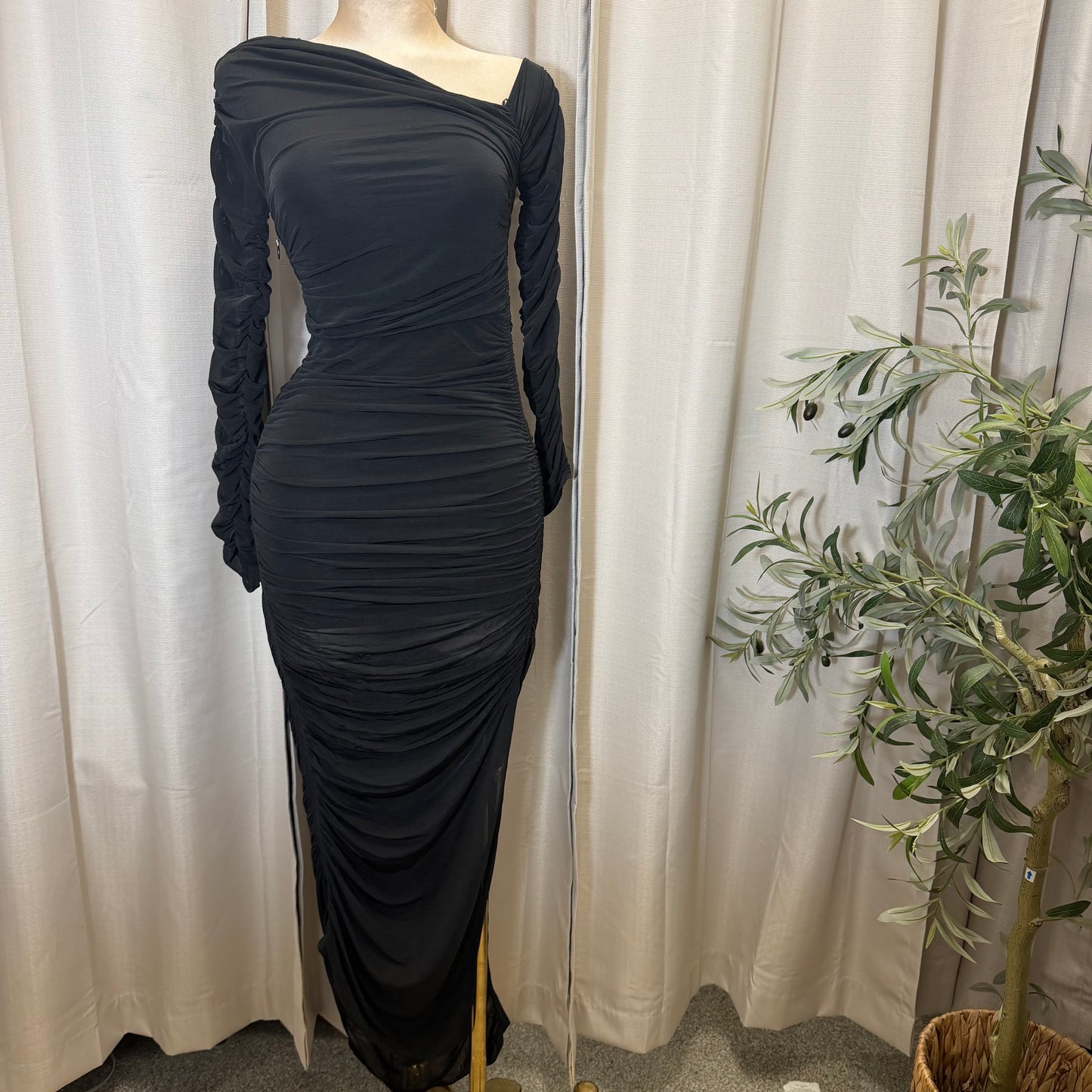 LONG SLEEVES ASSYMETRICAL HEM MAXI DRESS-Black