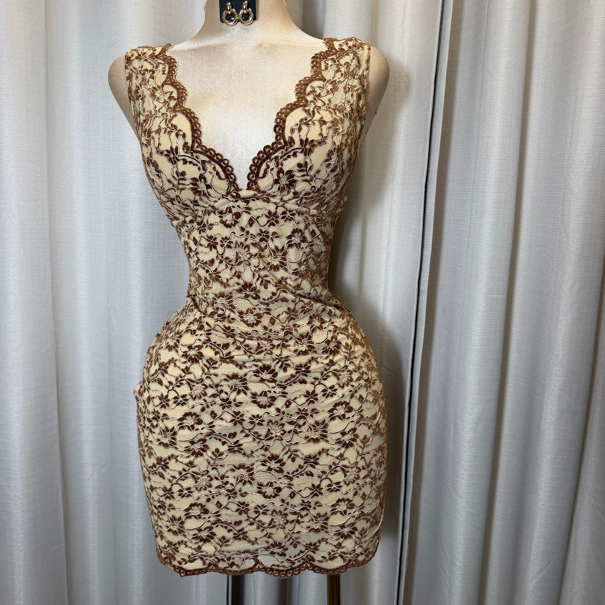 Lace Scallop short Sleeve Bodycon Mini Dress-brown with Taupe