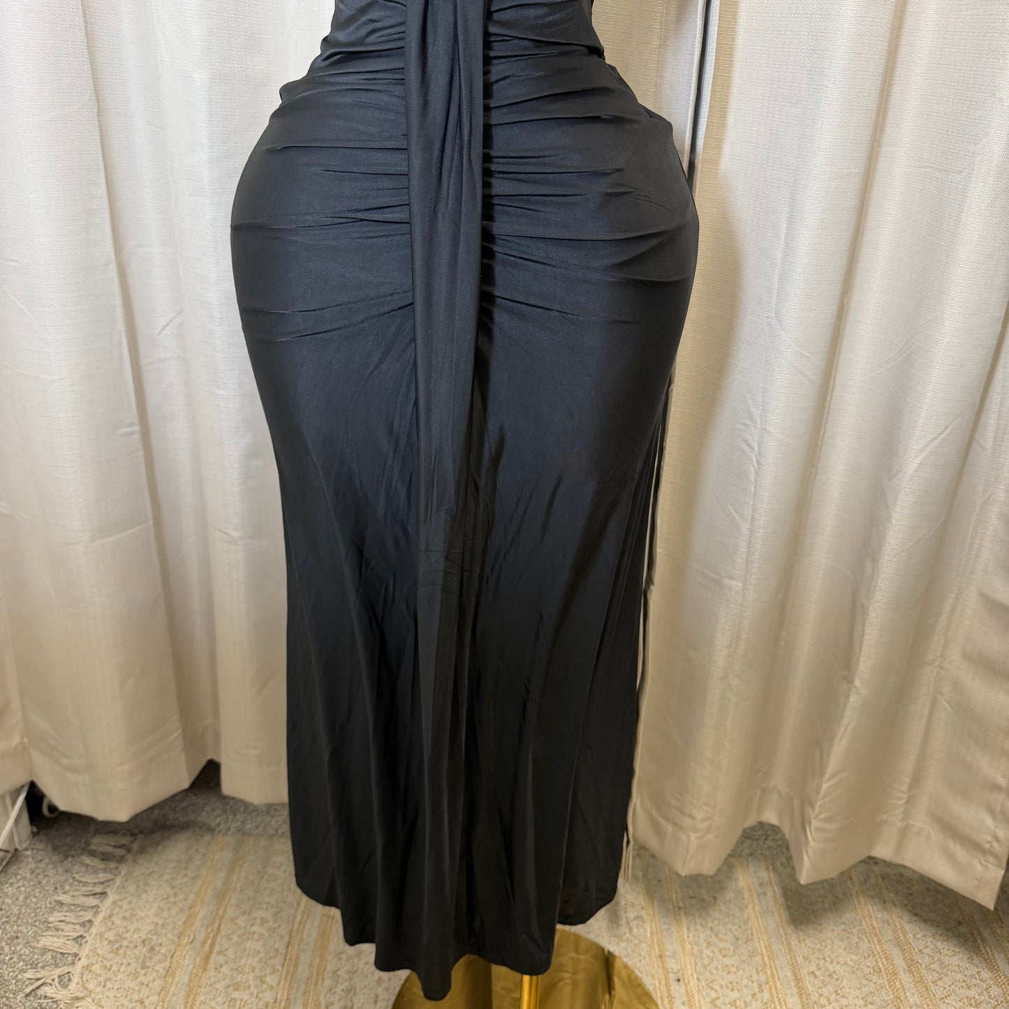 STRAPELESS TWIST FRONT MIDI DRESS-Black