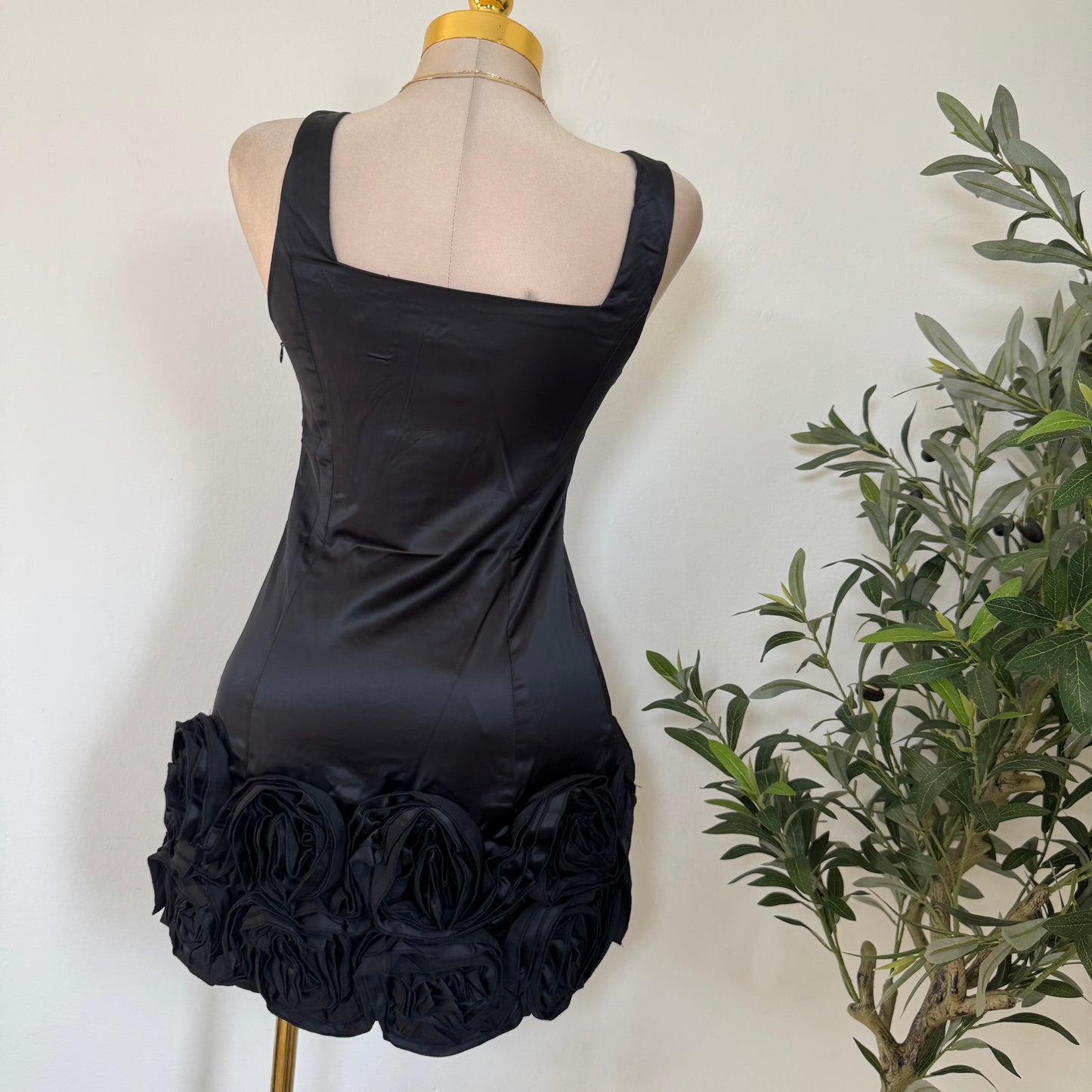 THICK STRETCH MATT SATIN DRESS
-Black