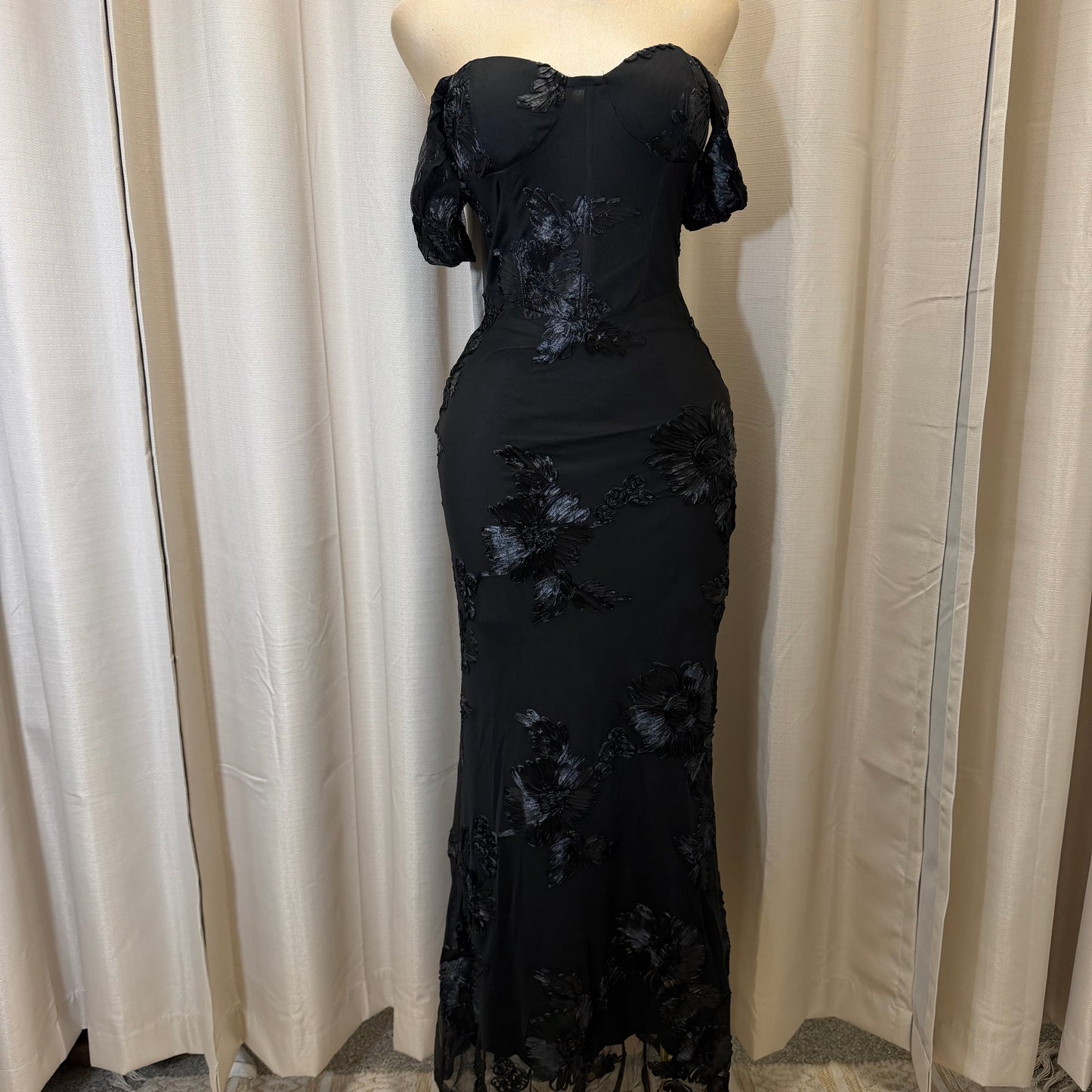 Elegant Floral Appliqué Off shoulder mermaid Maxi Dress-Black