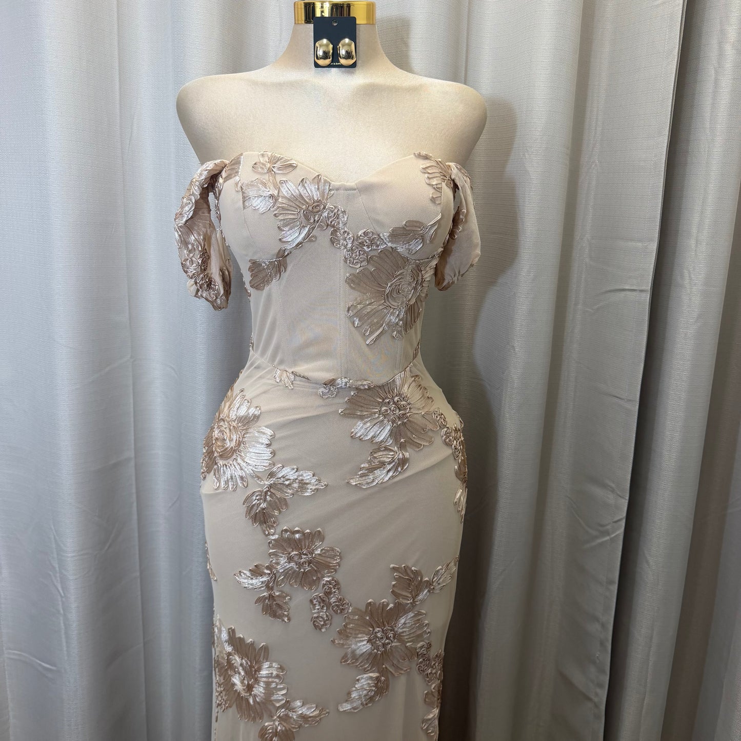 Elegant Floral Appliqué Off shoulder mermaid Maxi Dress-beige/White