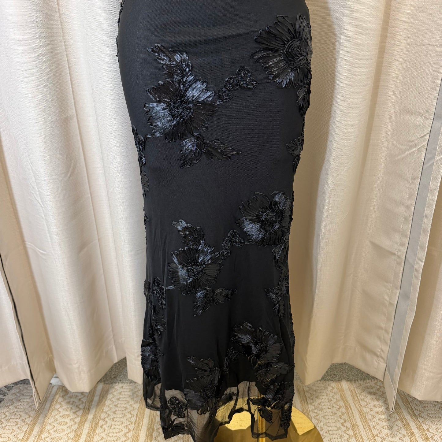 Elegant Floral Appliqué Off shoulder mermaid Maxi Dress-Black