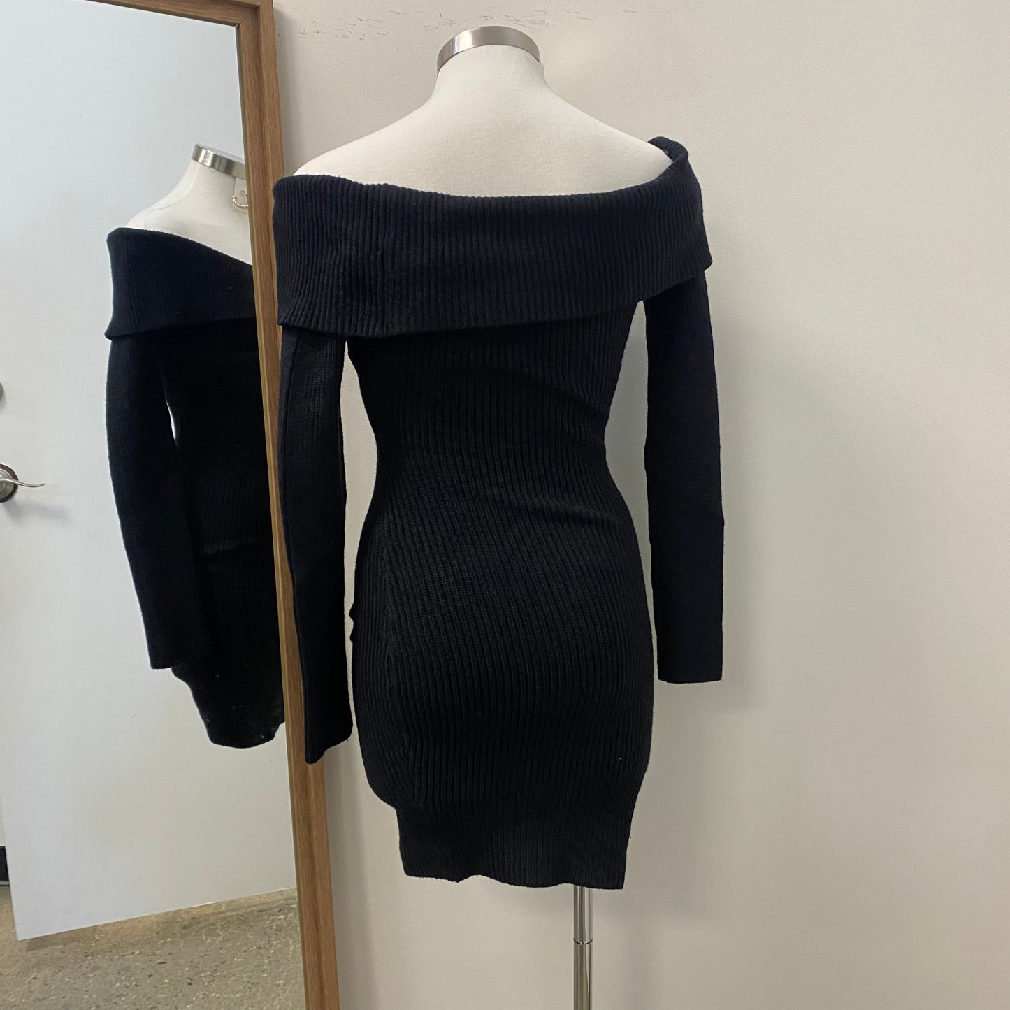 Dinaly Sweater dress- Black