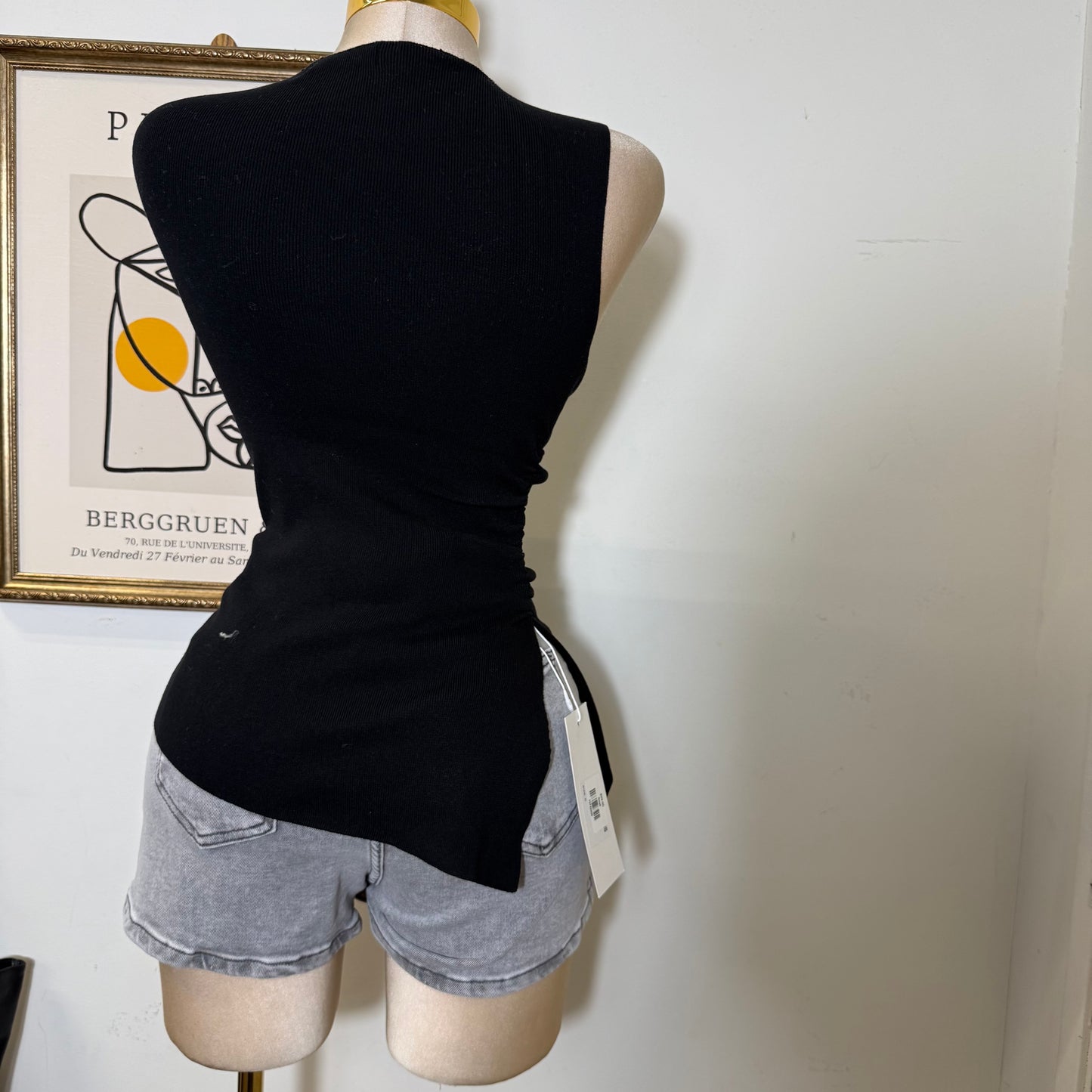 Asymmetrical hem Sleeveless Knit Top-Black
