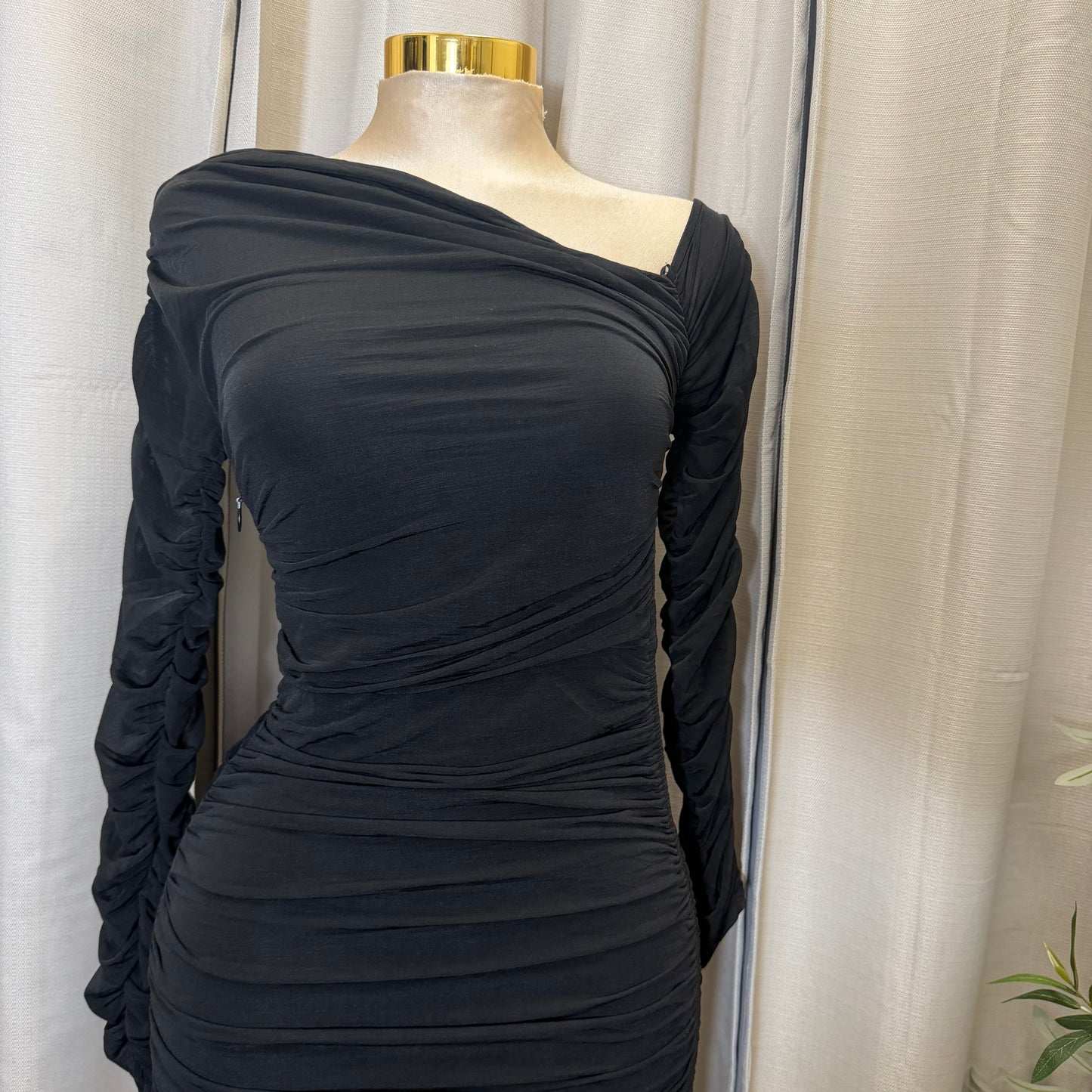 LONG SLEEVES ASSYMETRICAL HEM MAXI DRESS-Black