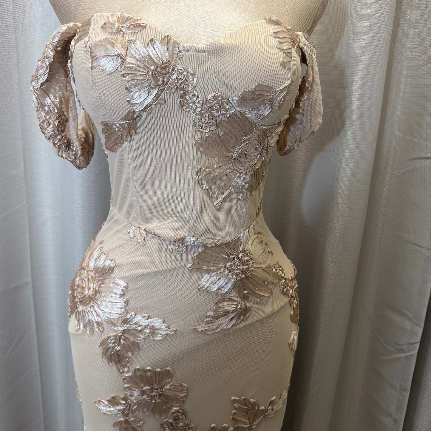 Elegant Floral Appliqué Off shoulder mermaid Maxi Dress-beige/White