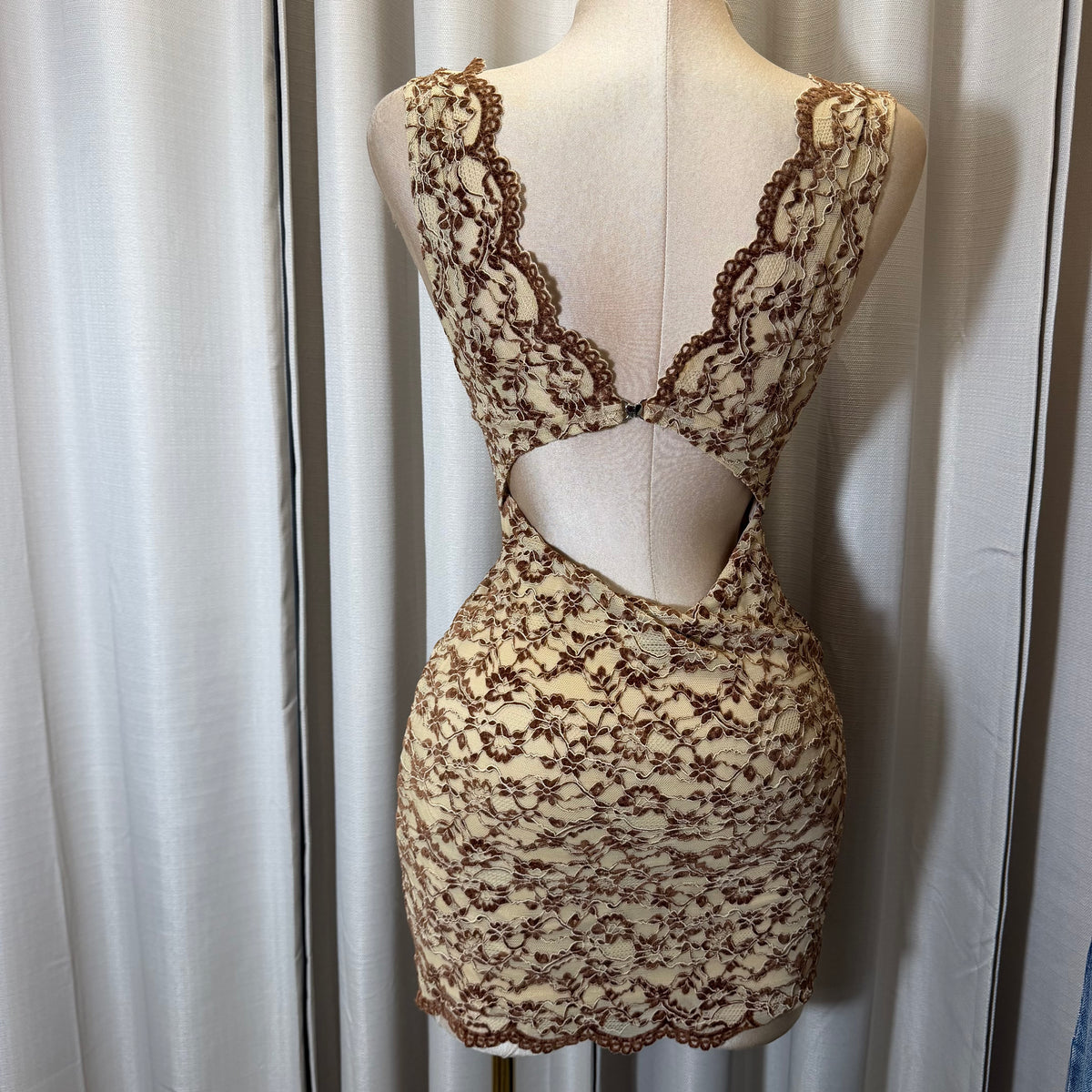 Lace Scallop short Sleeve Bodycon Mini Dress-brown with Taupe