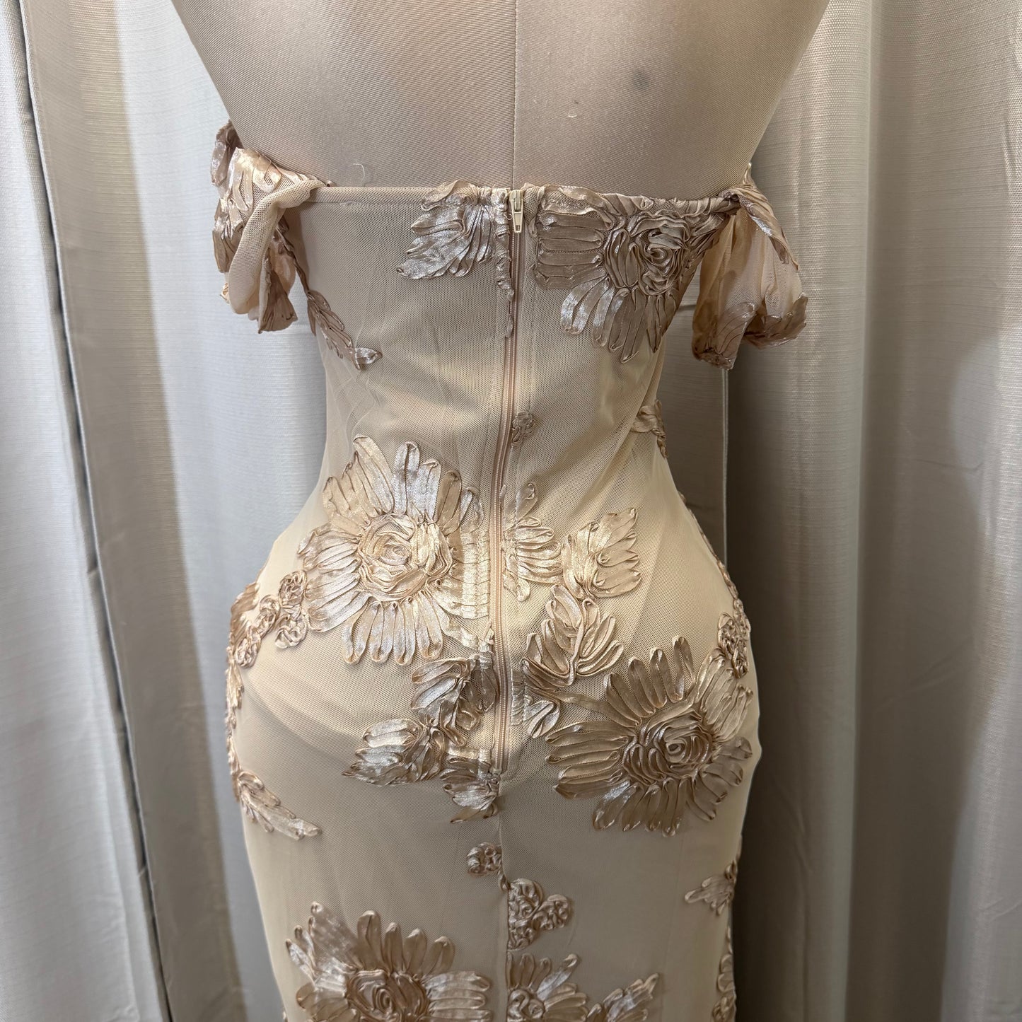 Elegant Floral Appliqué Off shoulder mermaid Maxi Dress-beige/White